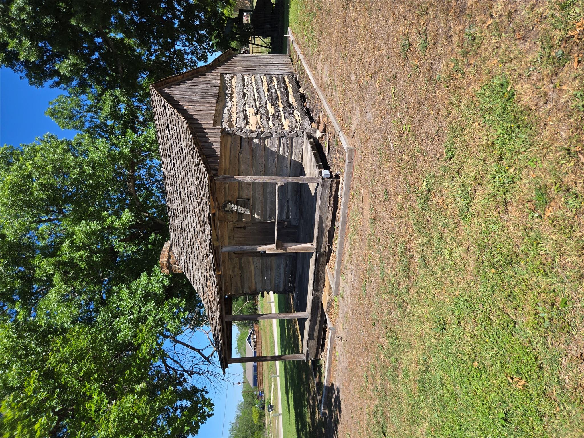 174 Falcon Dr, Luling, TX 78648