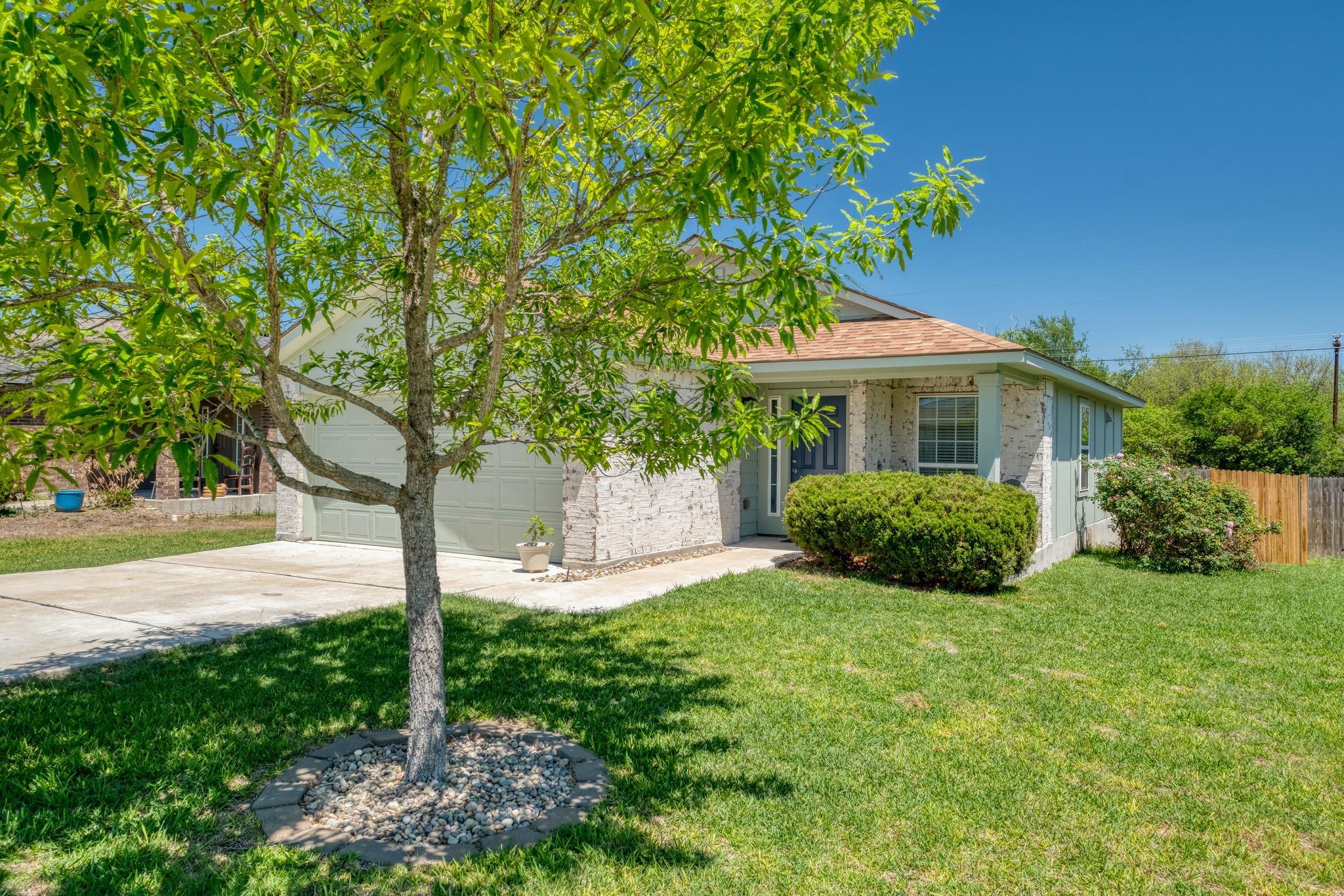 174 Falcon Dr, Luling, TX 78648