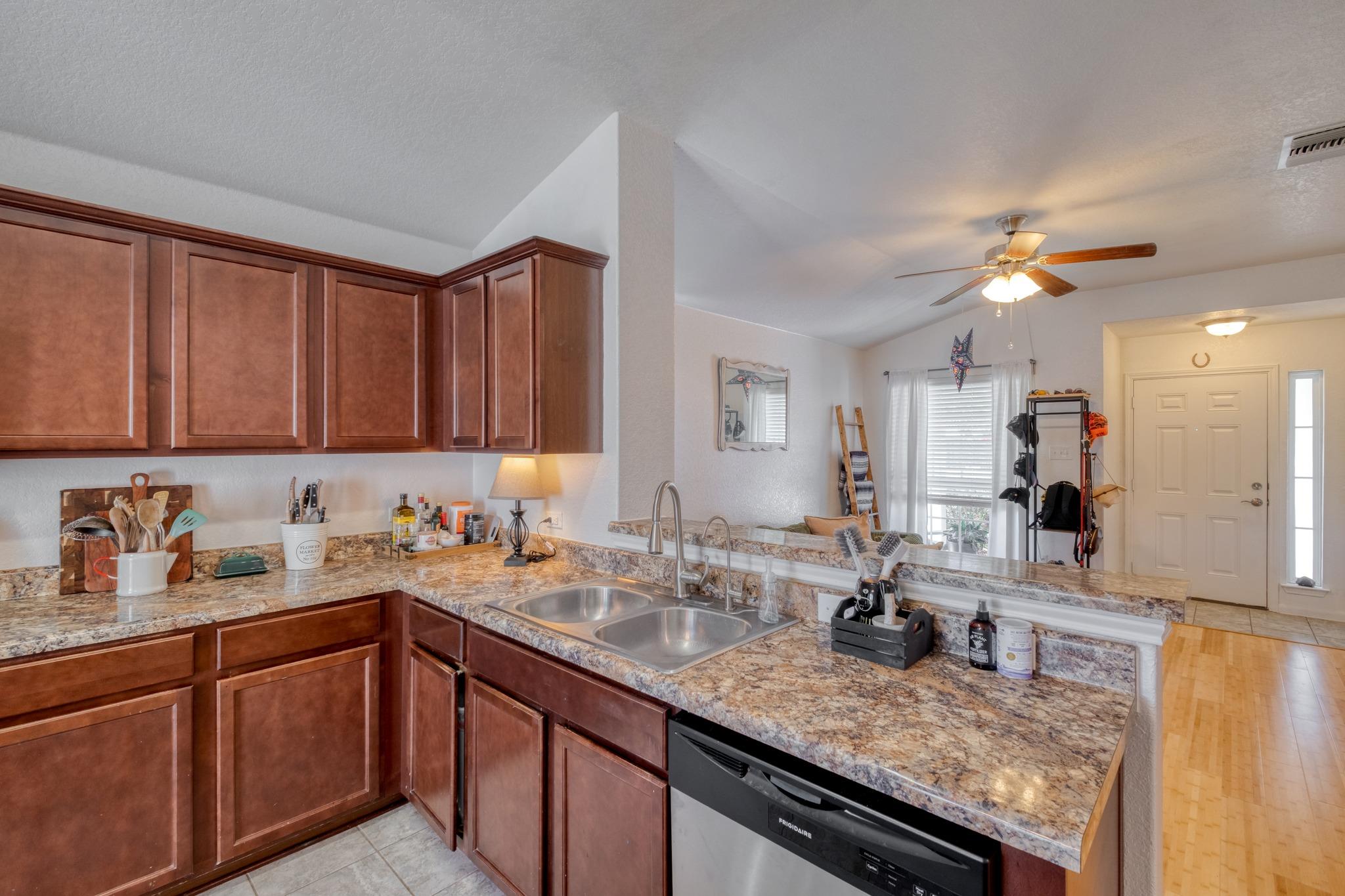 174 Falcon Dr, Luling, TX 78648