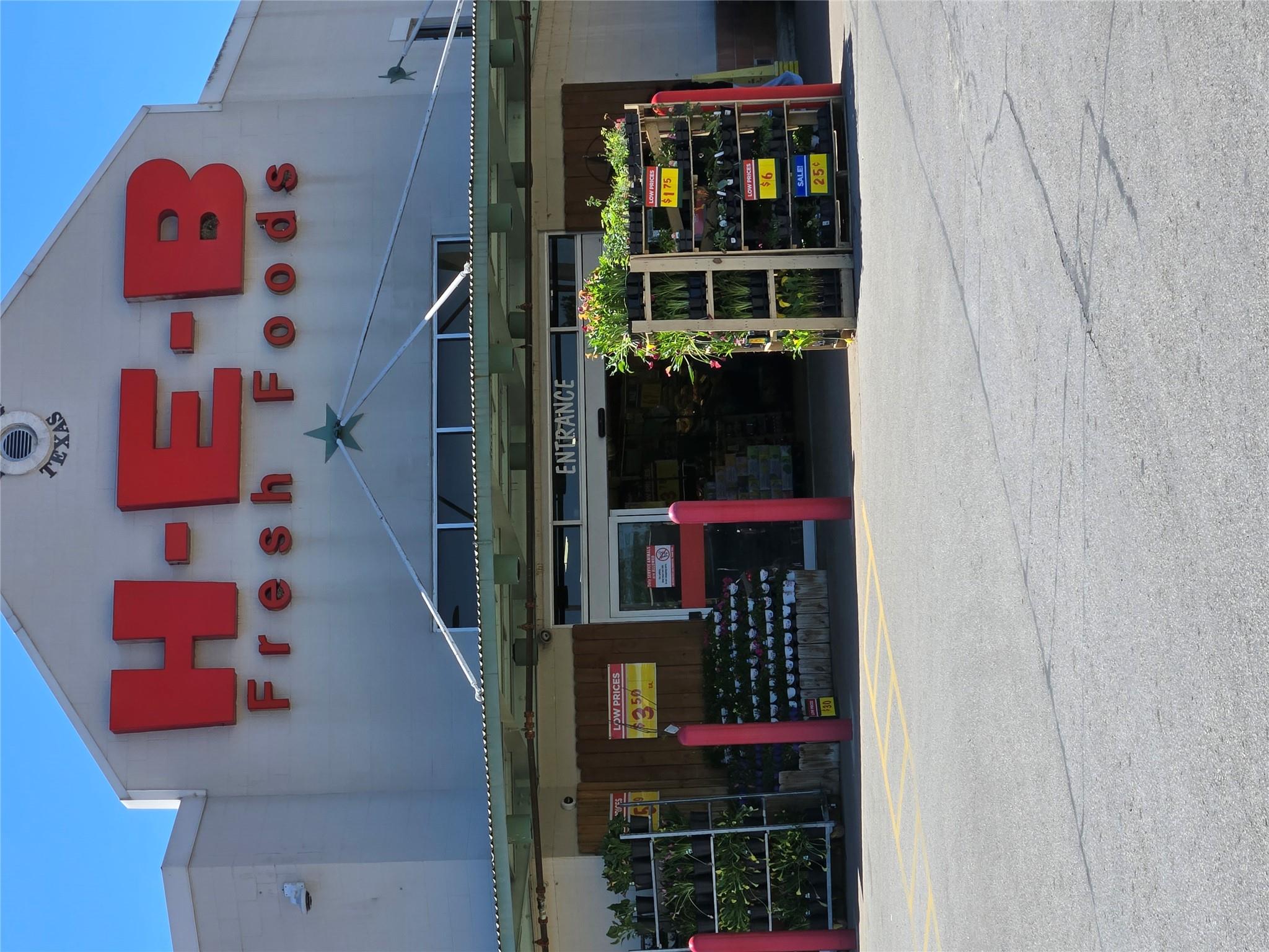 174 Falcon Dr, Luling, TX 78648