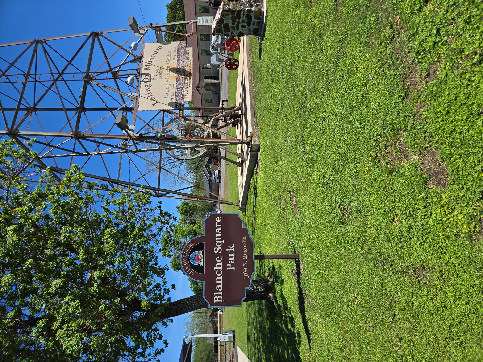 174 Falcon Dr, Luling, TX 78648