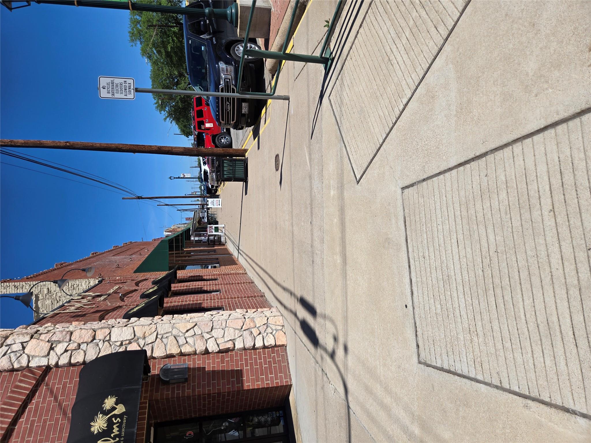 174 Falcon Dr, Luling, TX 78648