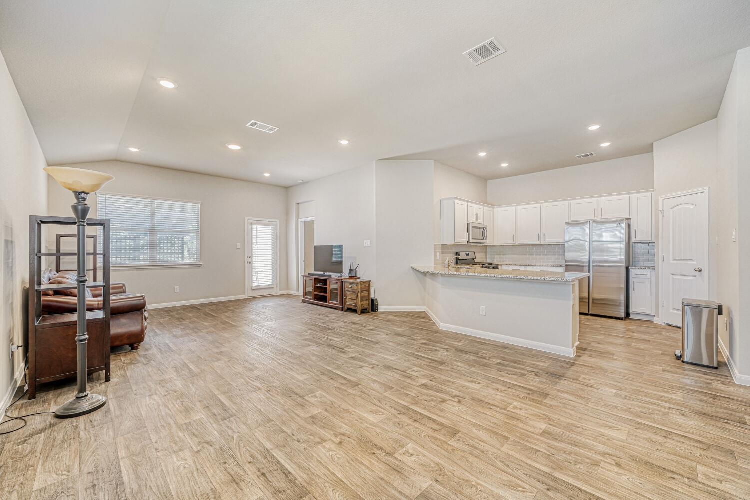 128 Sky Meadows Cir, San Marcos, TX 78666