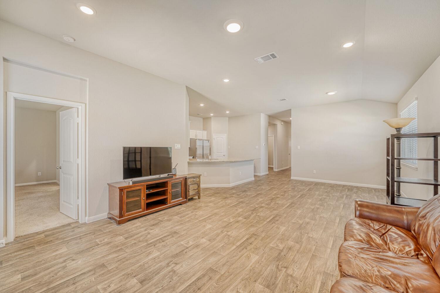 128 Sky Meadows Cir, San Marcos, TX 78666