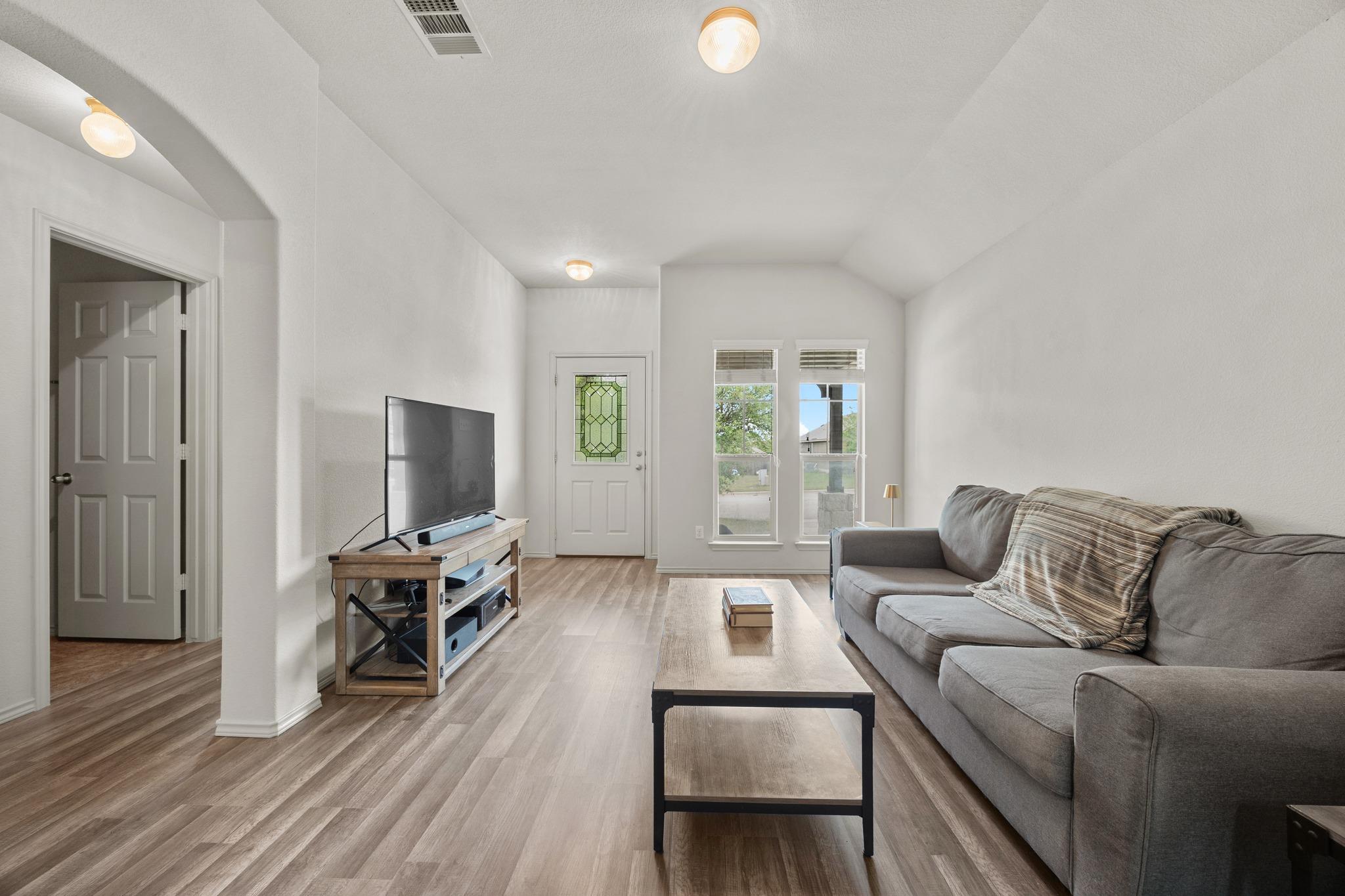 621 Amber Ln, Jarrell, TX 76537