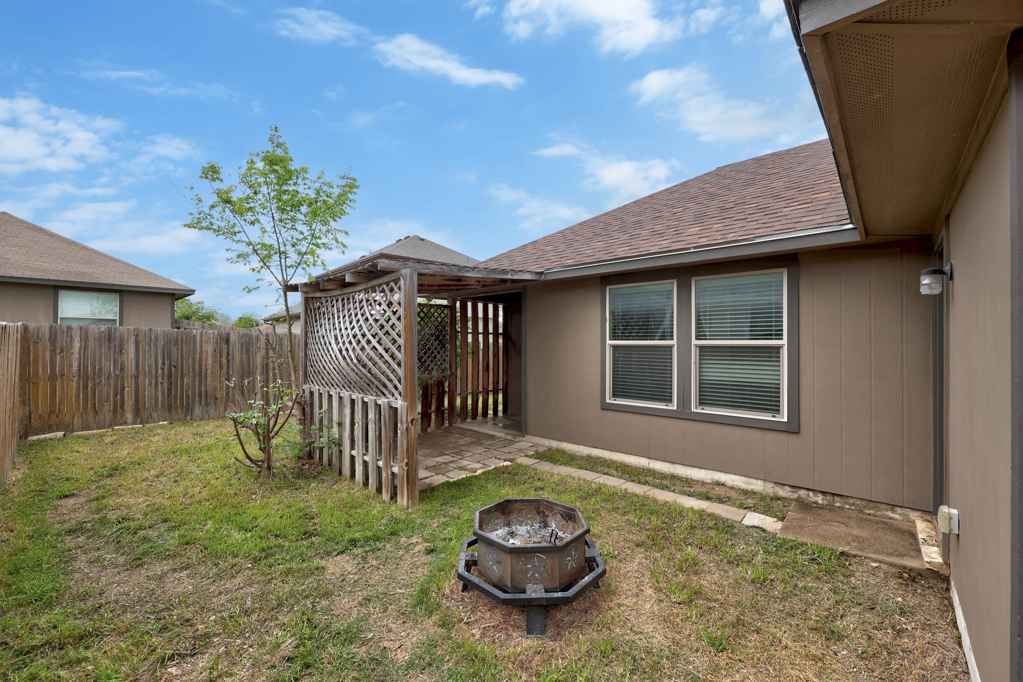 621 Amber Ln, Jarrell, TX 76537
