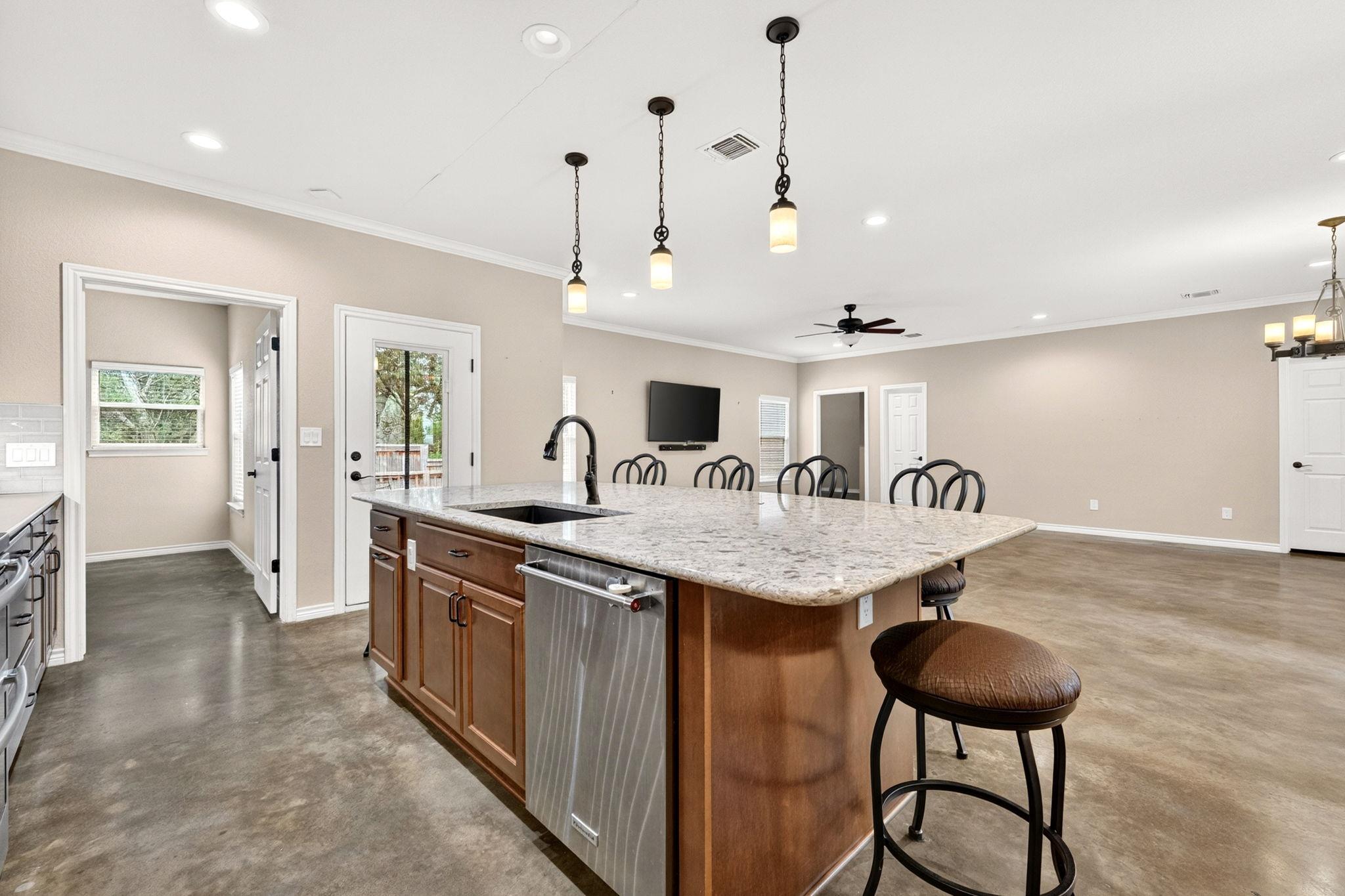 606 Rogart Dr, Spicewood, TX 78669