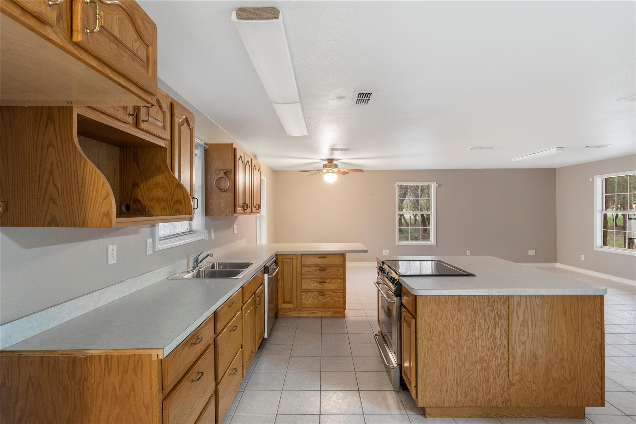 1050 Oak Grove Rd, Leander, TX 78641