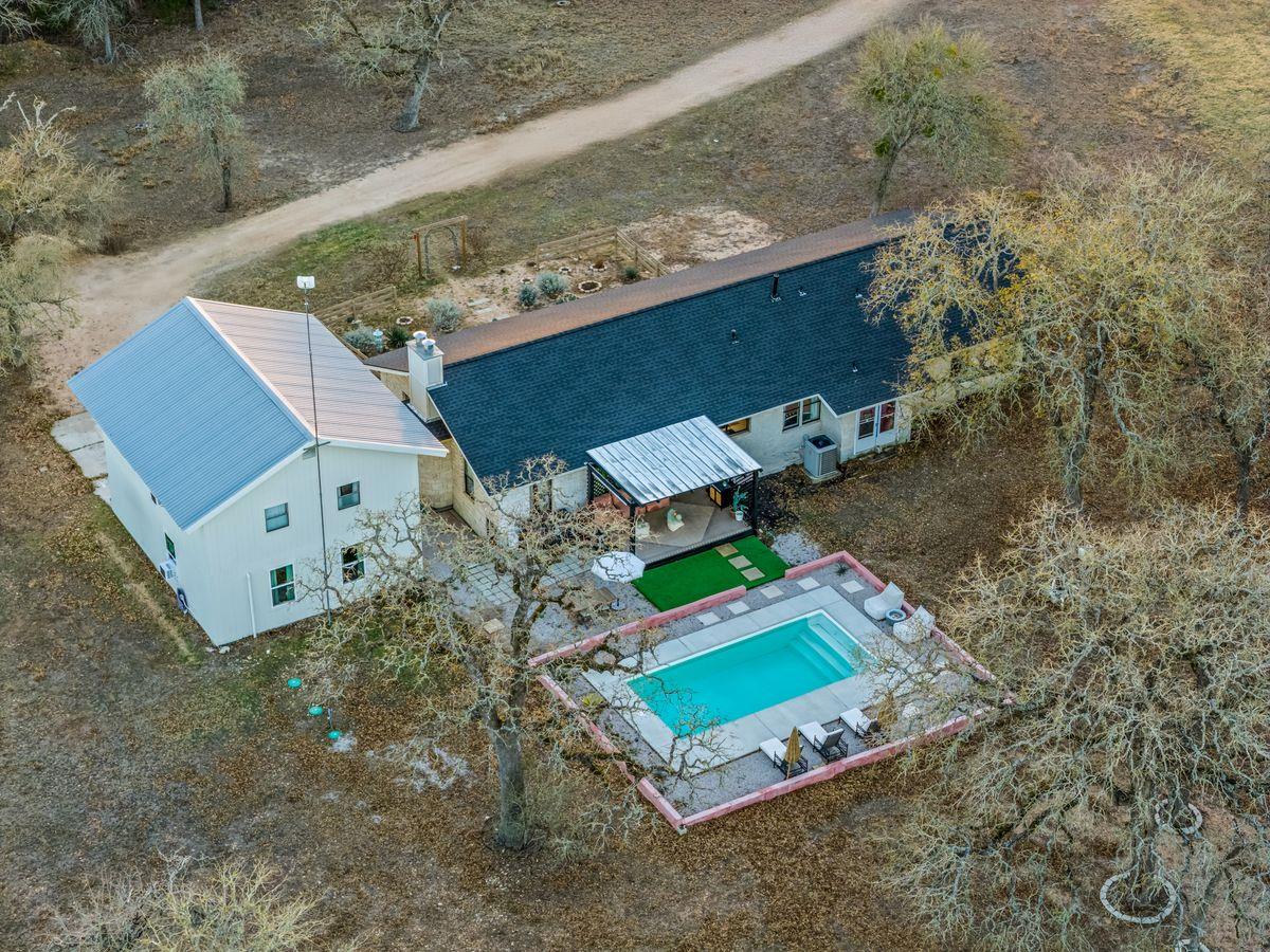 510 Thousand Oaks Dr, Cedar Creek, TX 78612