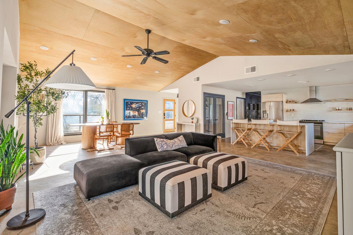 510 Thousand Oaks Dr, Cedar Creek, TX 78612