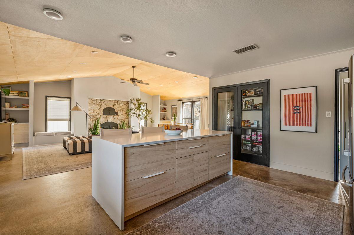 510 Thousand Oaks Dr, Cedar Creek, TX 78612