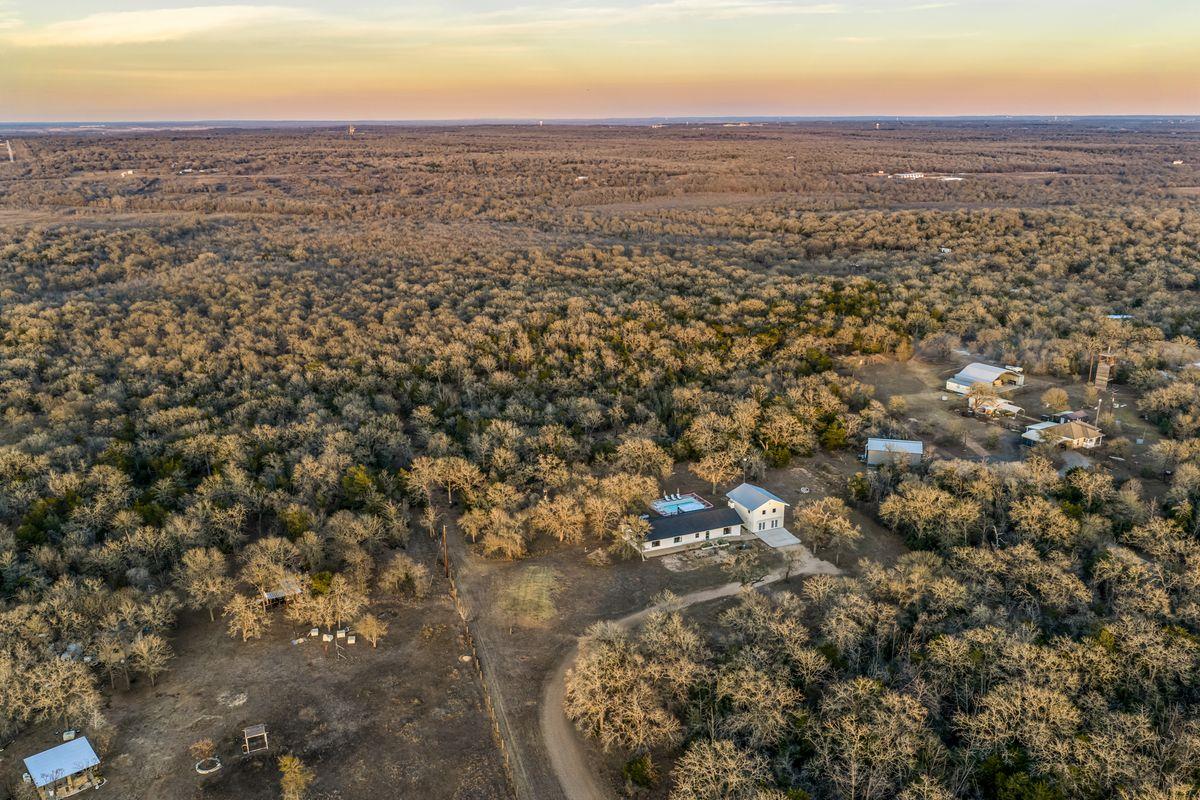 510 Thousand Oaks Dr, Cedar Creek, TX 78612