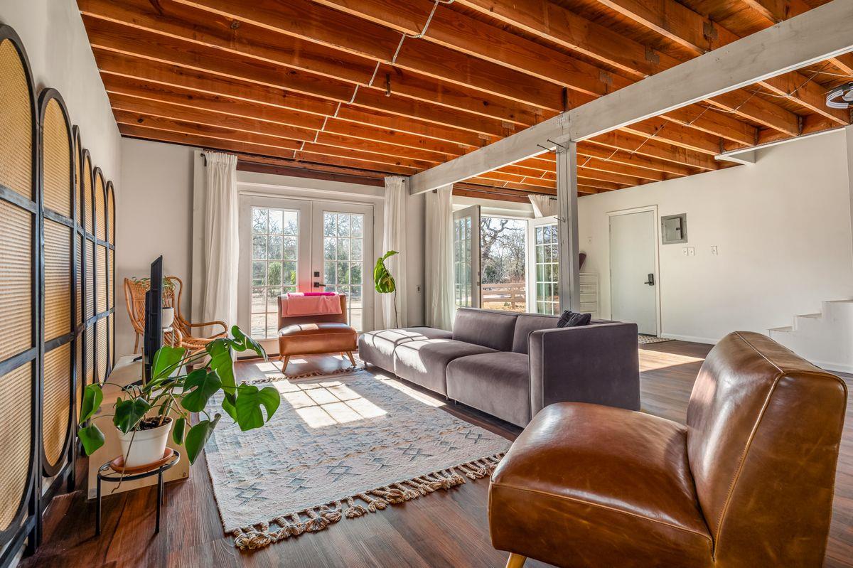 510 Thousand Oaks Dr, Cedar Creek, TX 78612