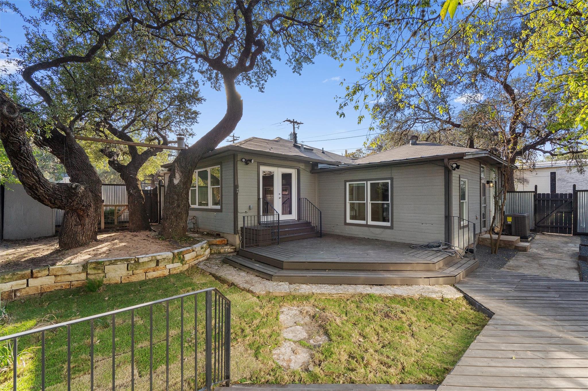 400 E Monroe St, Austin, TX 78704