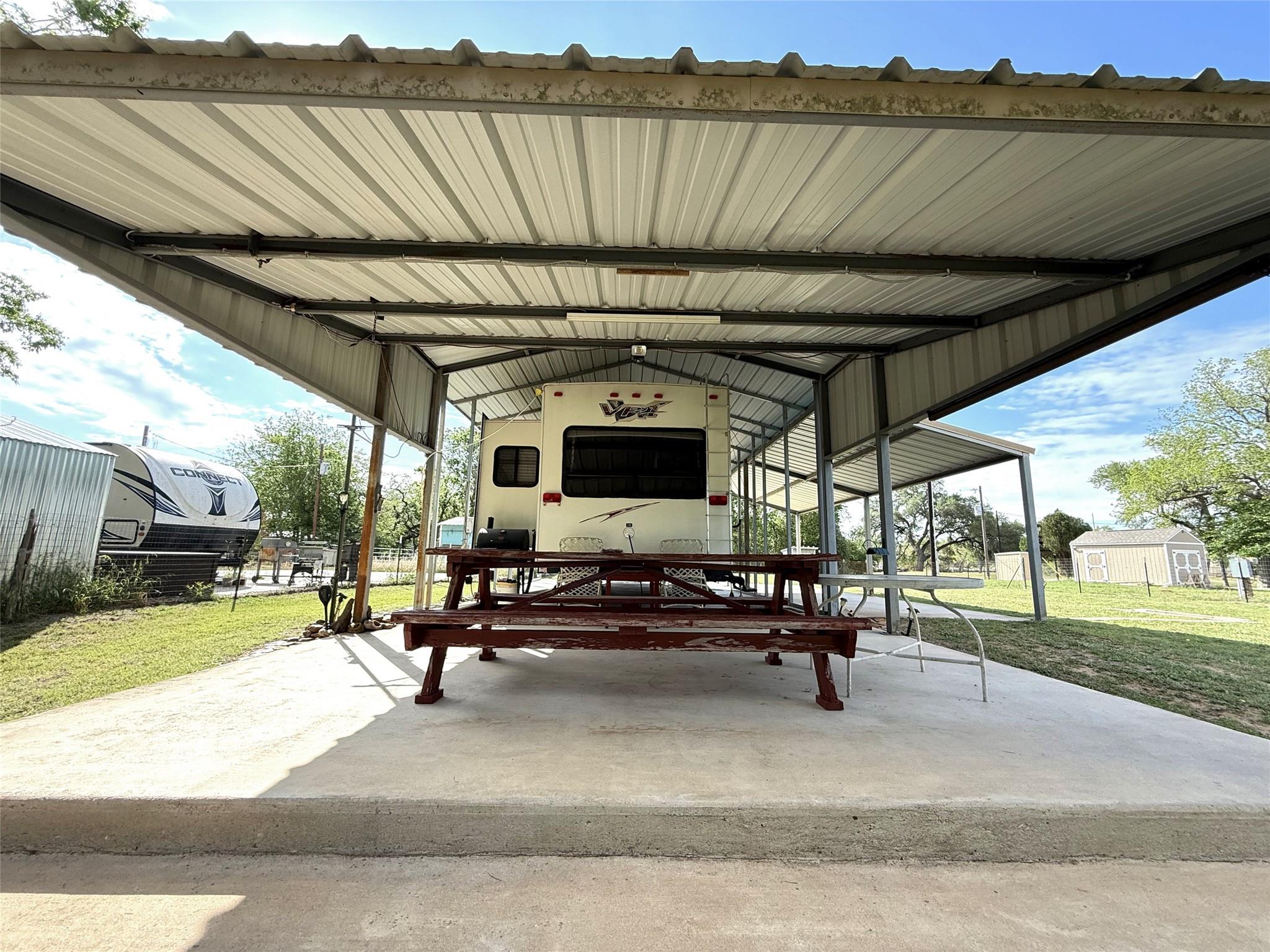 195 Hidden Shores Loop, Smithville, TX 78957