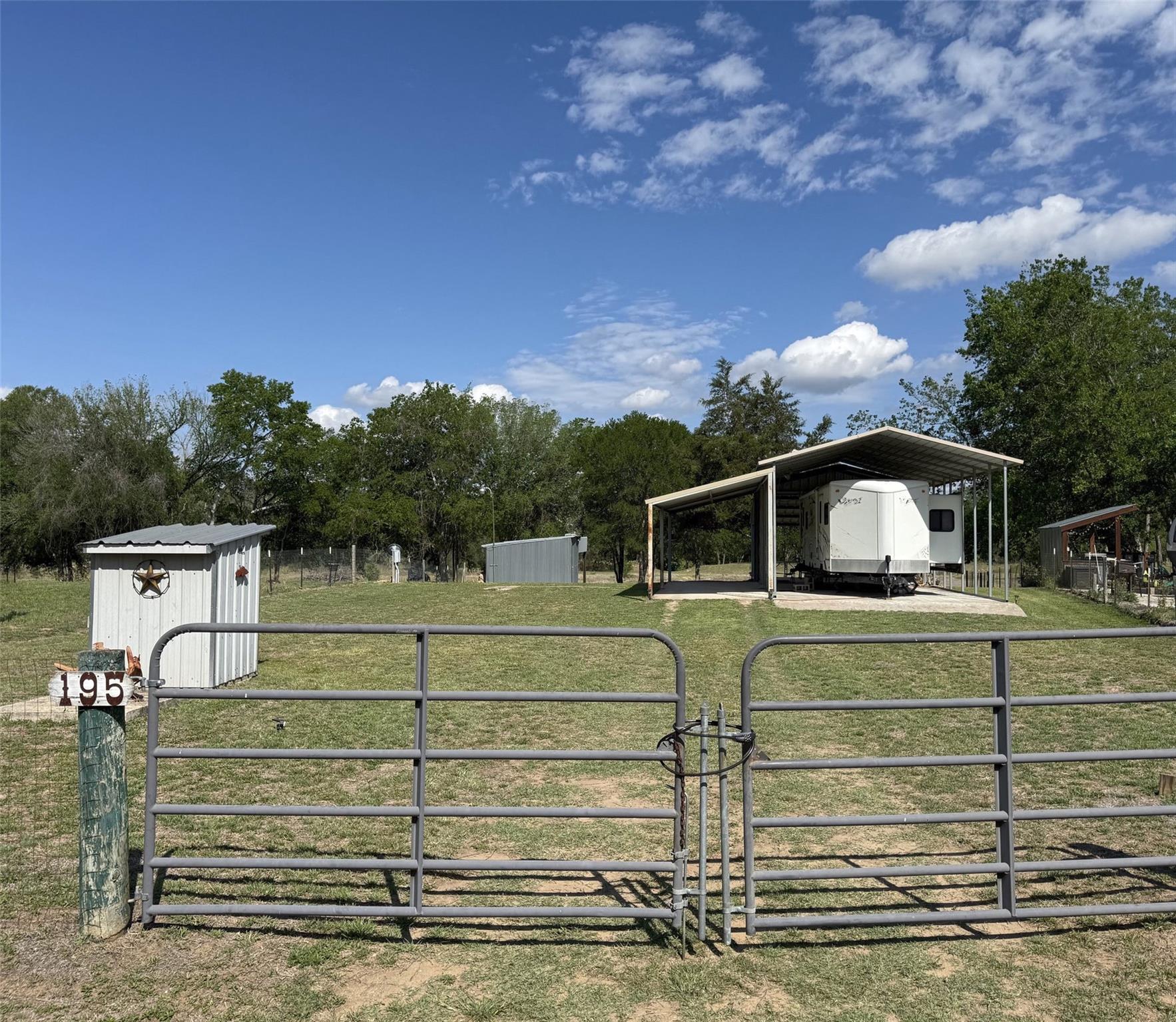 195 Hidden Shores Loop, Smithville, TX 78957