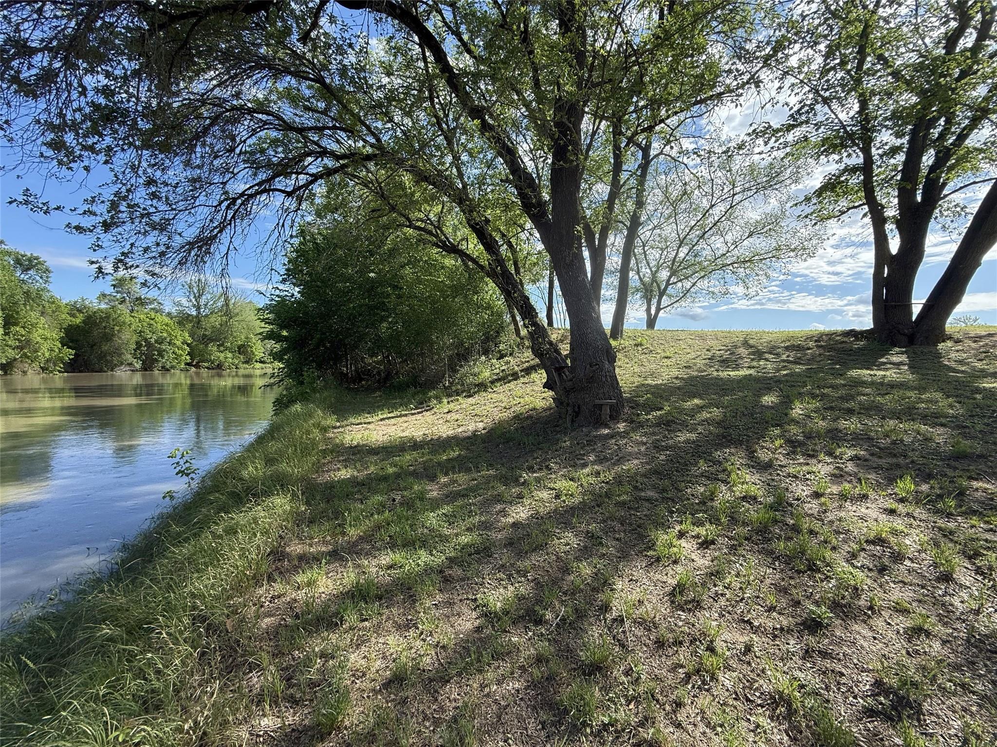 195 Hidden Shores Loop, Smithville, TX 78957