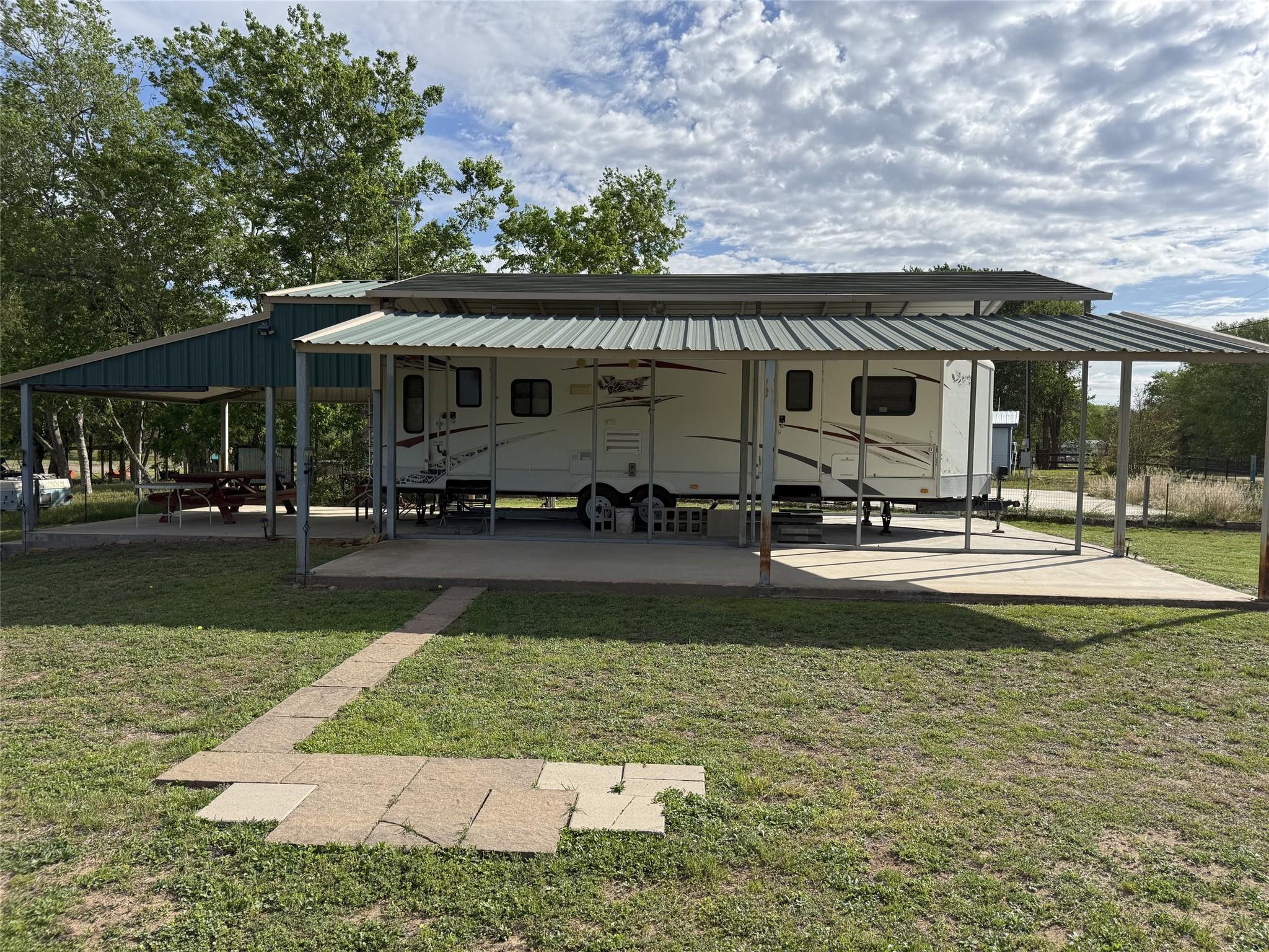 195 Hidden Shores Loop, Smithville, TX 78957