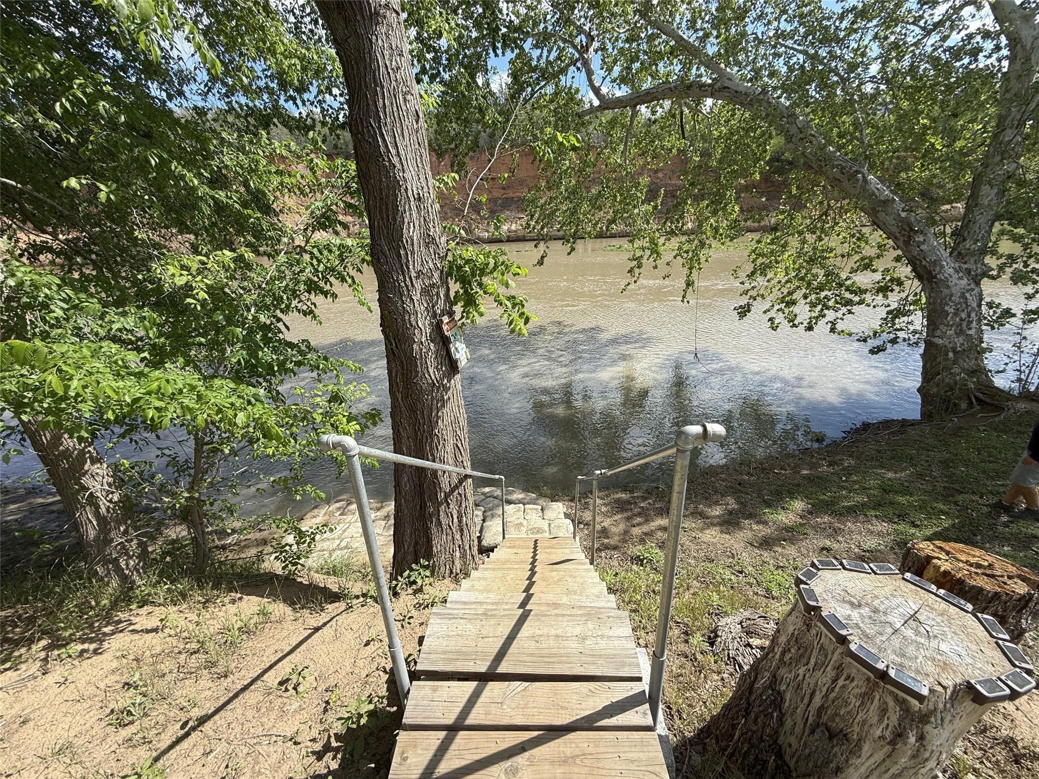 195 Hidden Shores Loop, Smithville, TX 78957