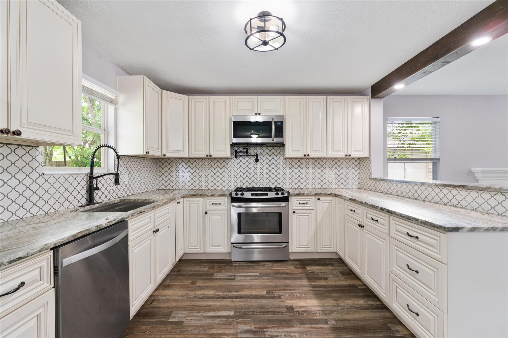 709 Sparkling Brook Ln, Leander, TX 78641