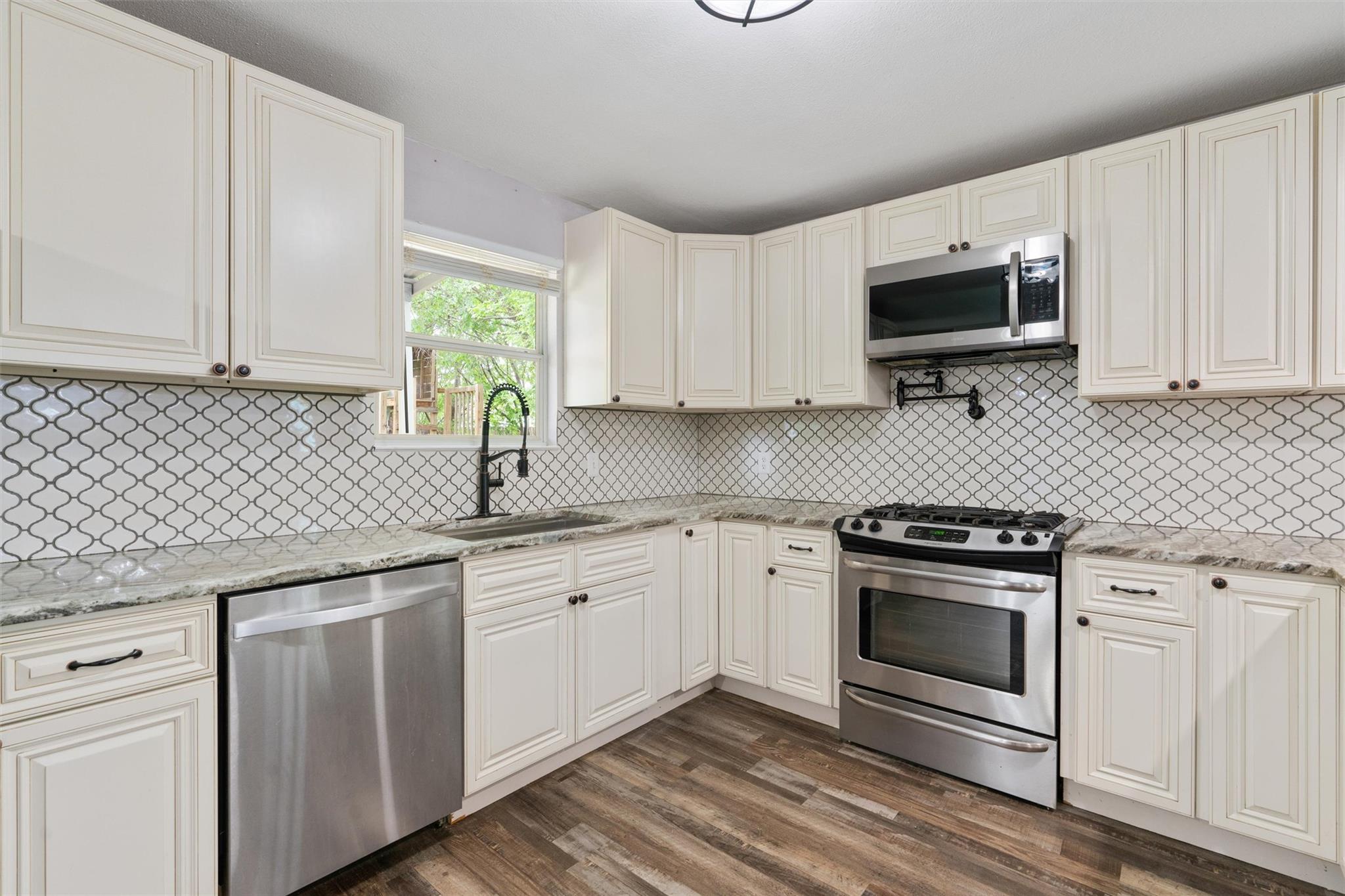 709 Sparkling Brook Ln, Leander, TX 78641