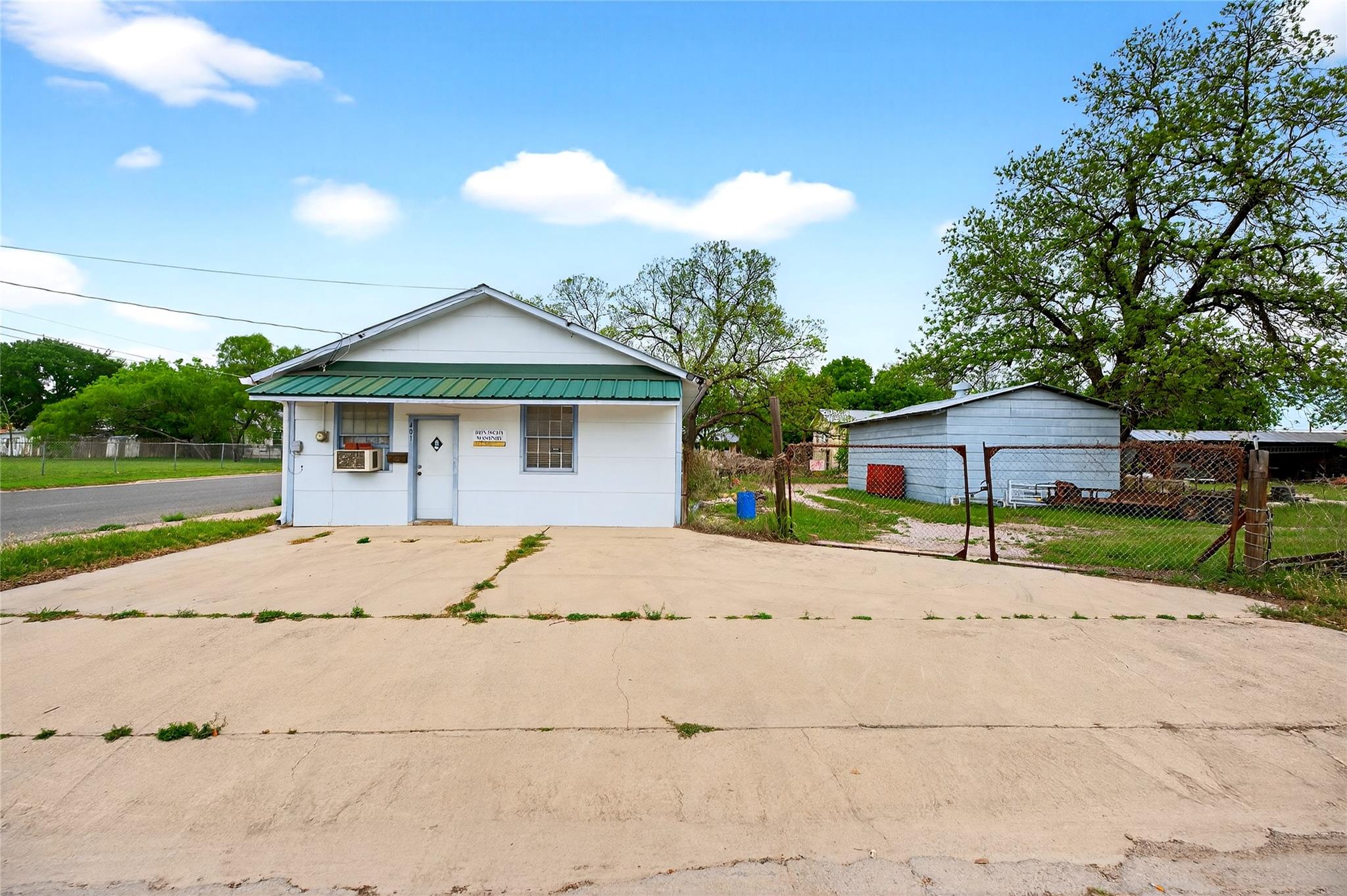 401 E 6th St, Lampasas, TX 76550