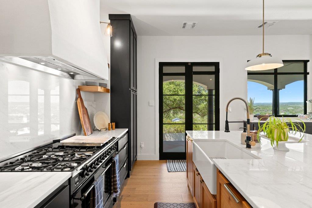 401 Rogart Dr, Spicewood, TX 78669