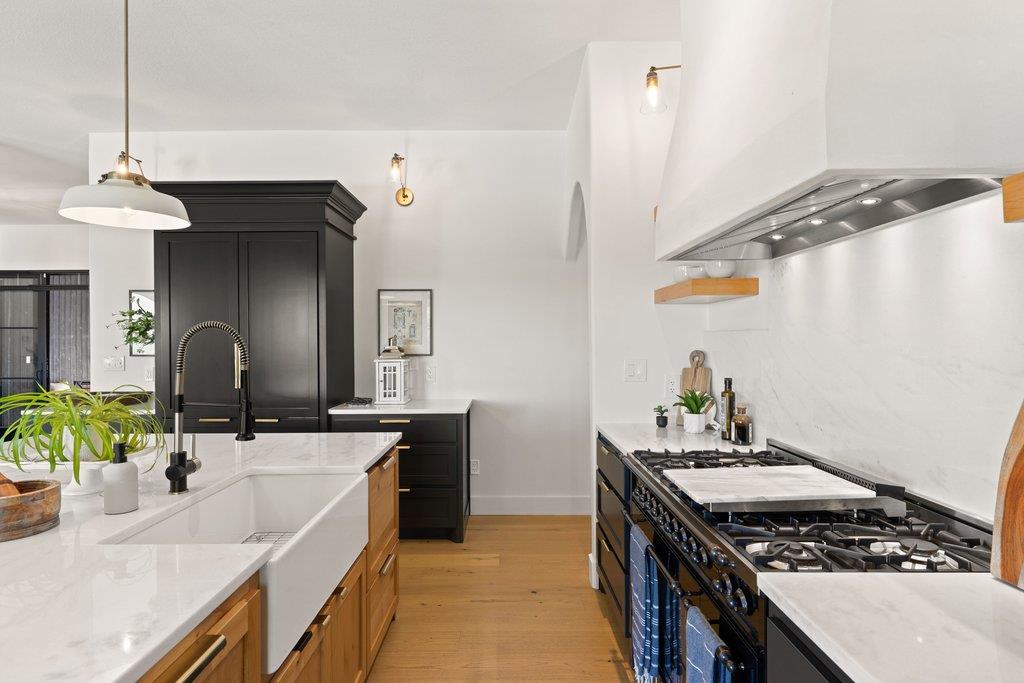 401 Rogart Dr, Spicewood, TX 78669