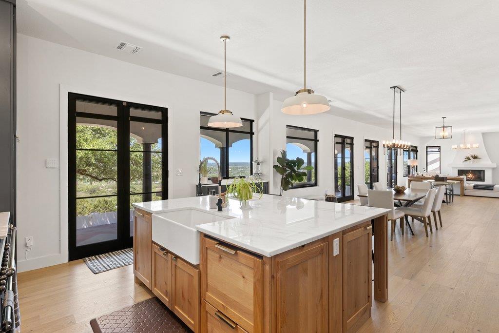 401 Rogart Dr, Spicewood, TX 78669