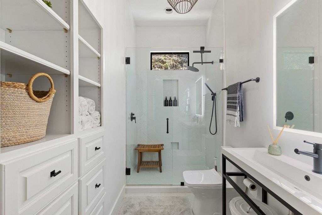 401 Rogart Dr, Spicewood, TX 78669