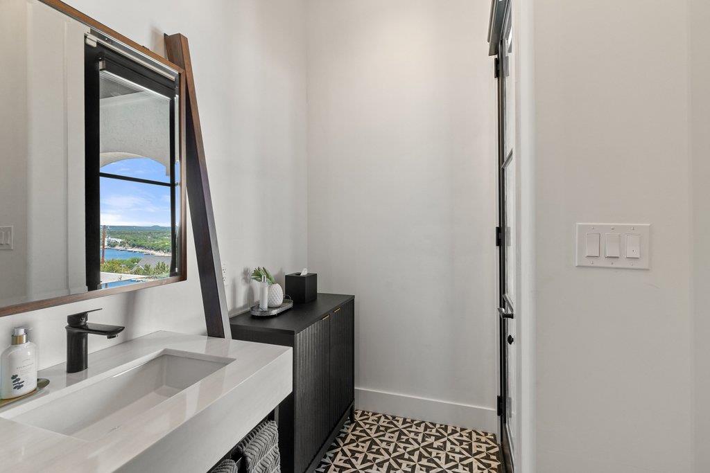 401 Rogart Dr, Spicewood, TX 78669