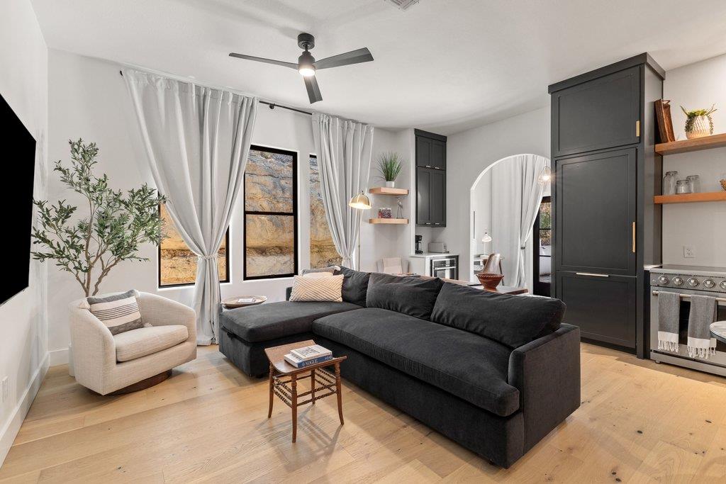 401 Rogart Dr, Spicewood, TX 78669