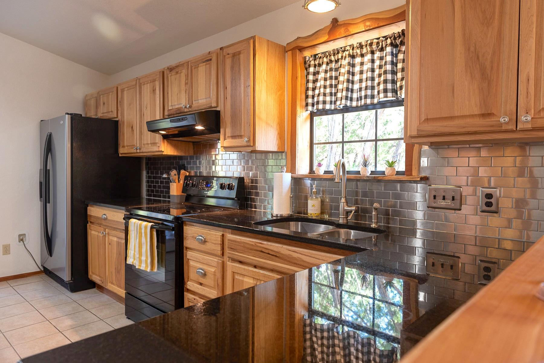 1381 Greenbriar Dr, Canyon Lake, TX 78133