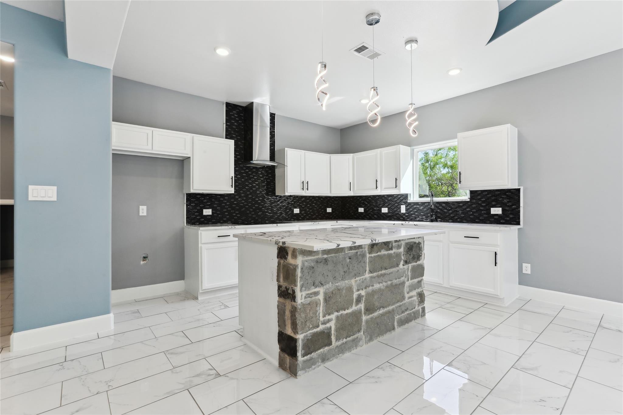 130 Creekwood Trl, Cedar Creek, TX 78612