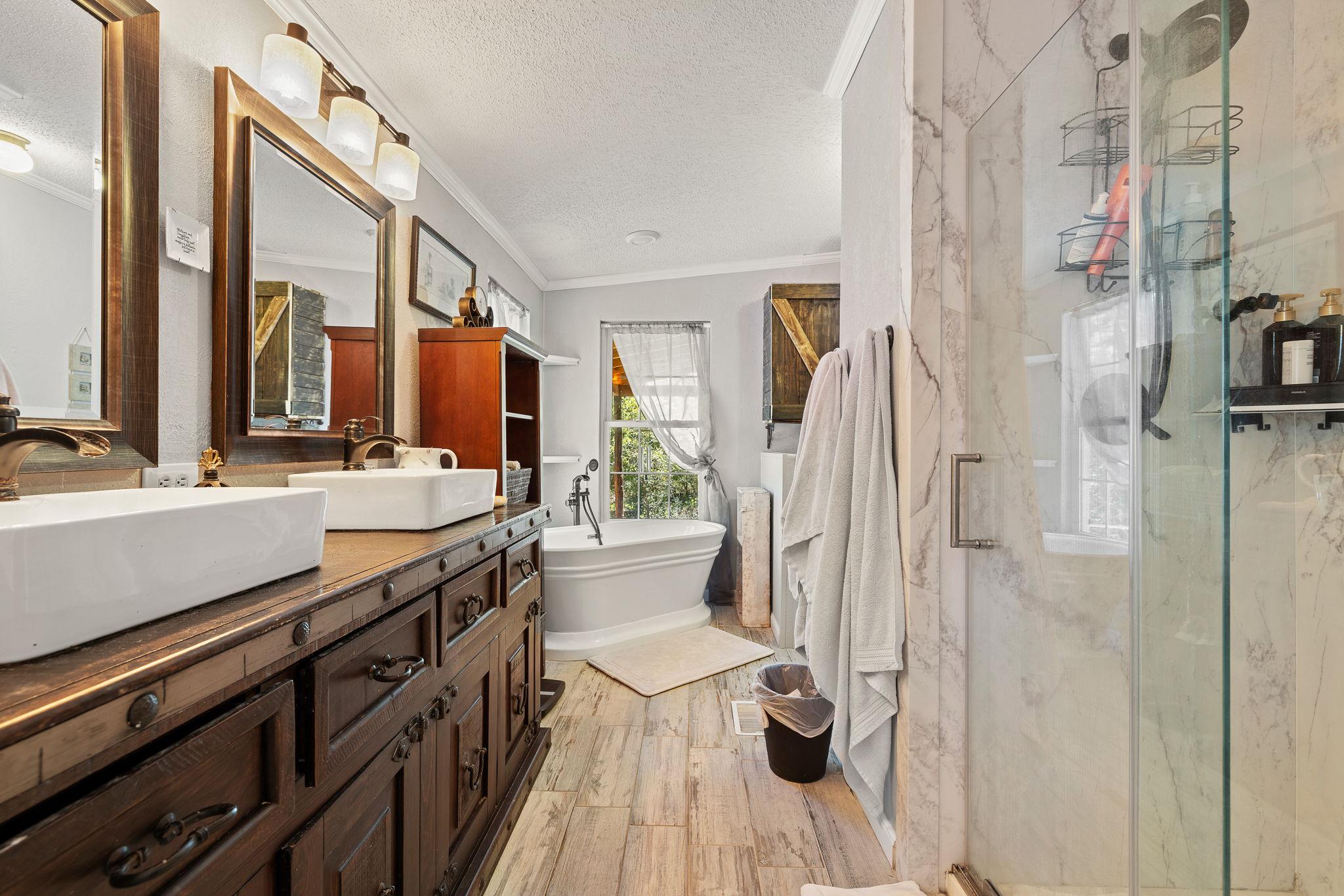 541 Hidden Oaks Dr, Elgin, TX 78621