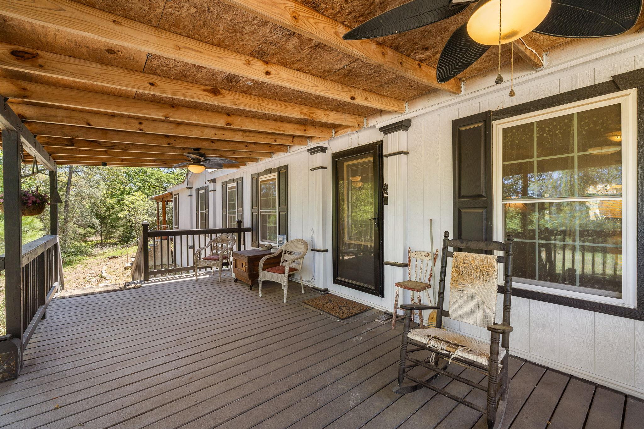 541 Hidden Oaks Dr, Elgin, TX 78621