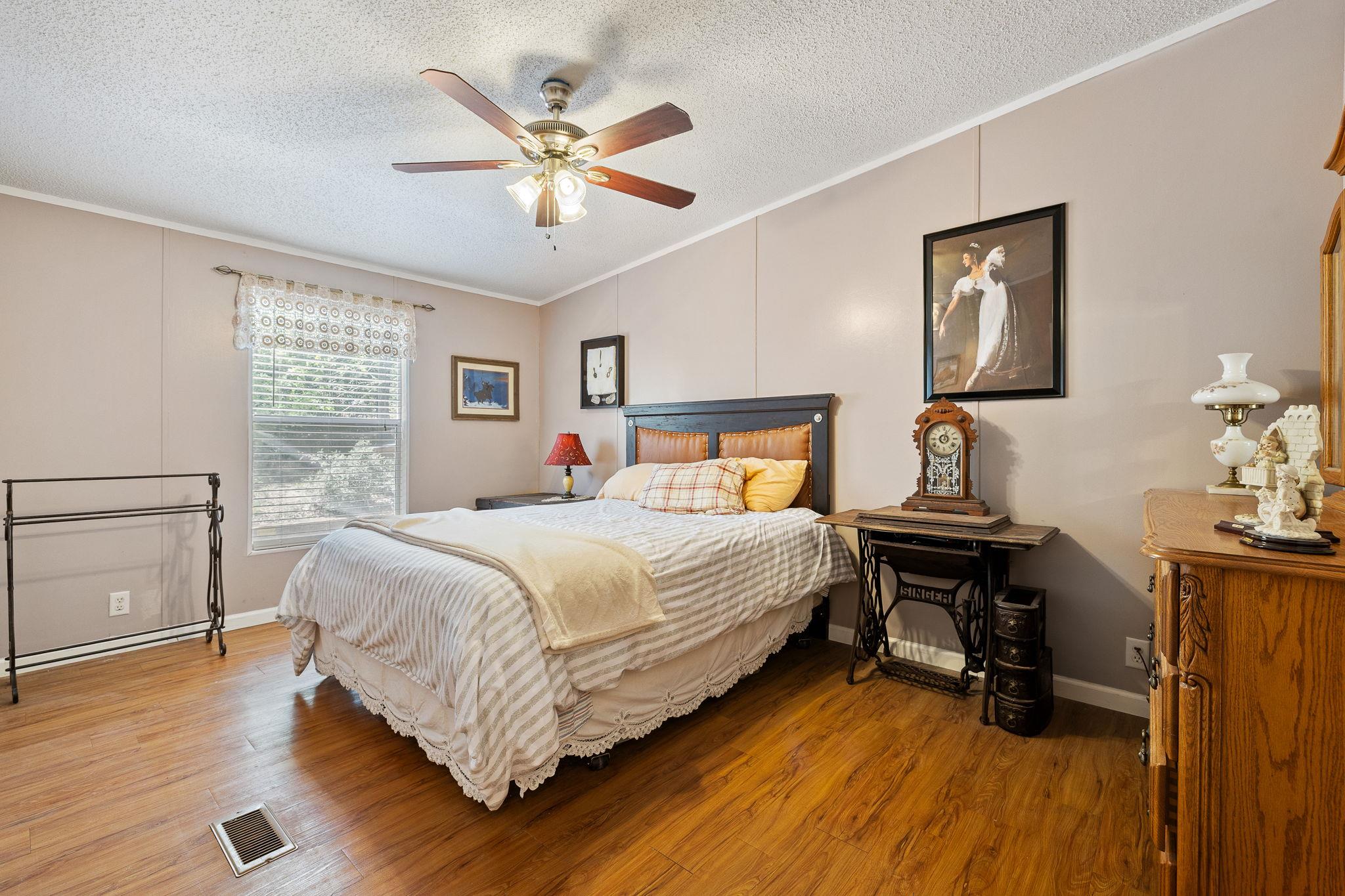 541 Hidden Oaks Dr, Elgin, TX 78621