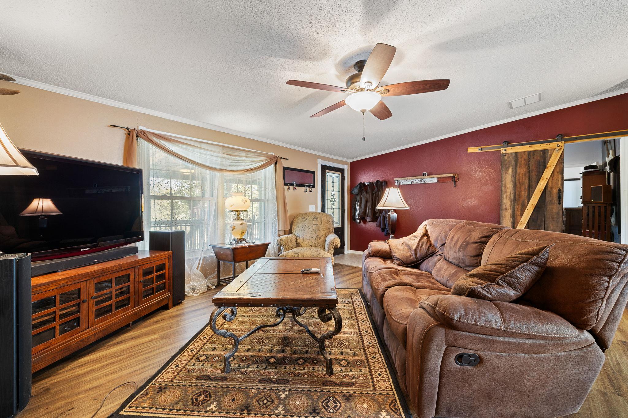 541 Hidden Oaks Dr, Elgin, TX 78621