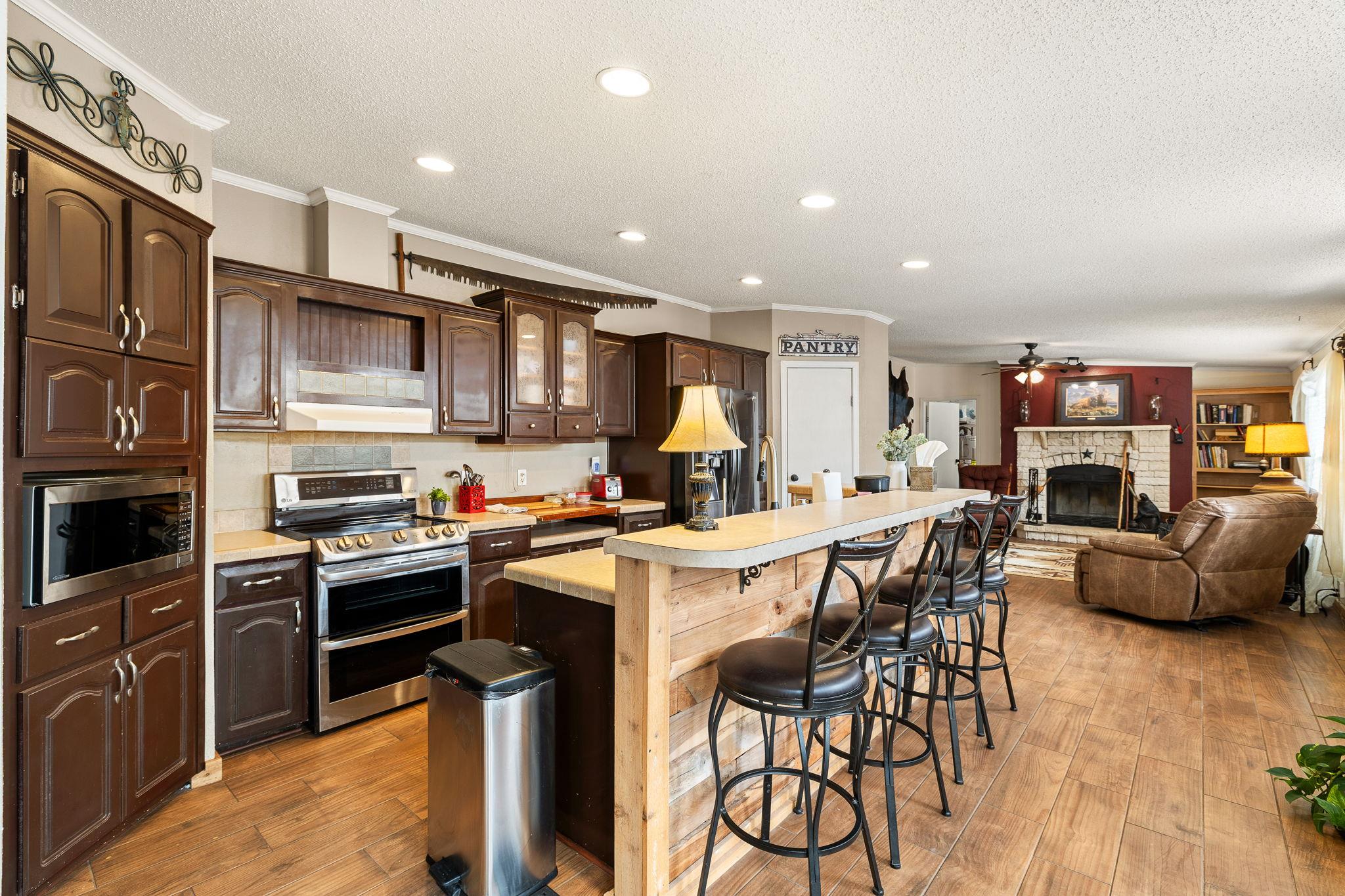 541 Hidden Oaks Dr, Elgin, TX 78621