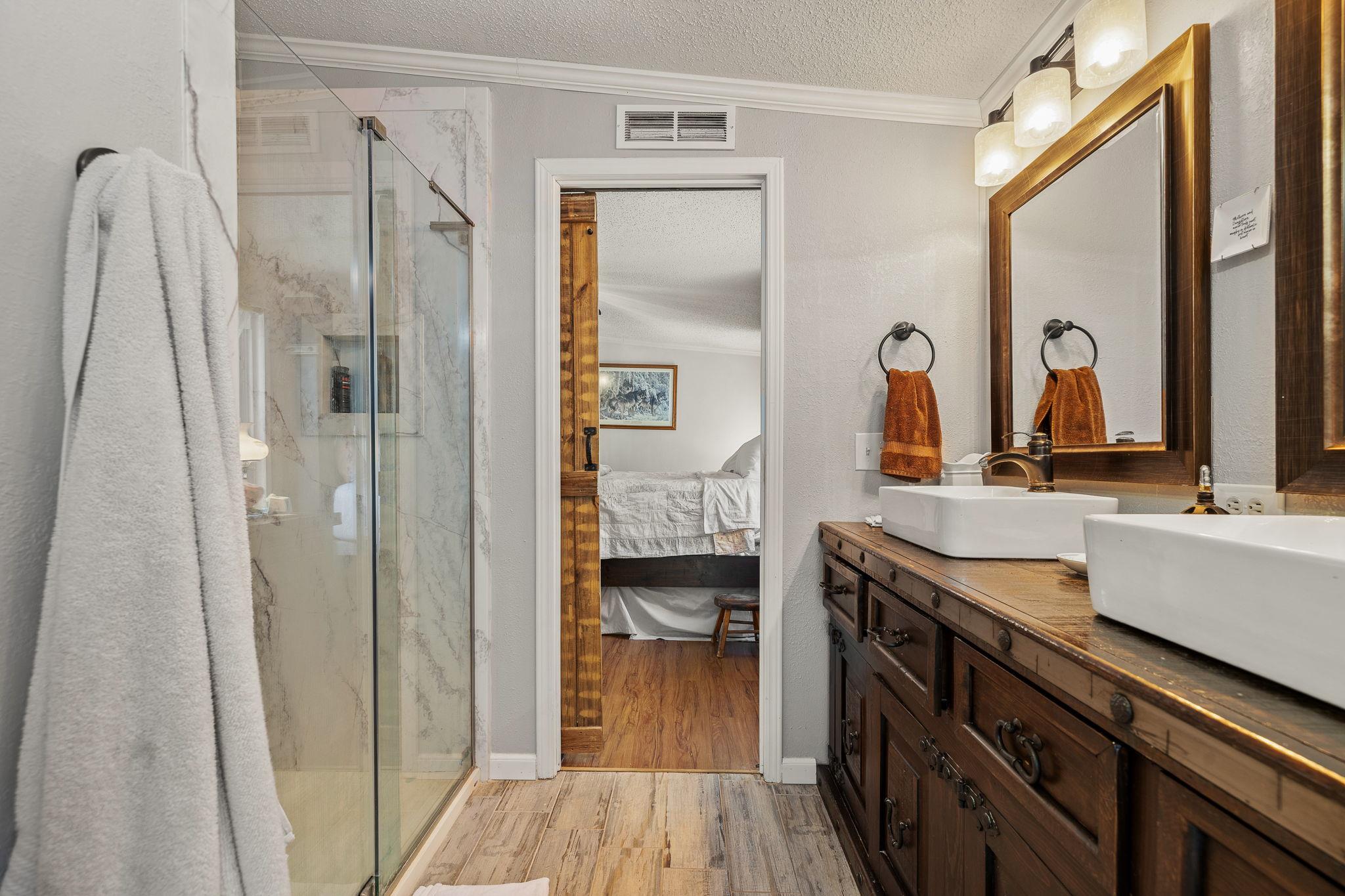 541 Hidden Oaks Dr, Elgin, TX 78621