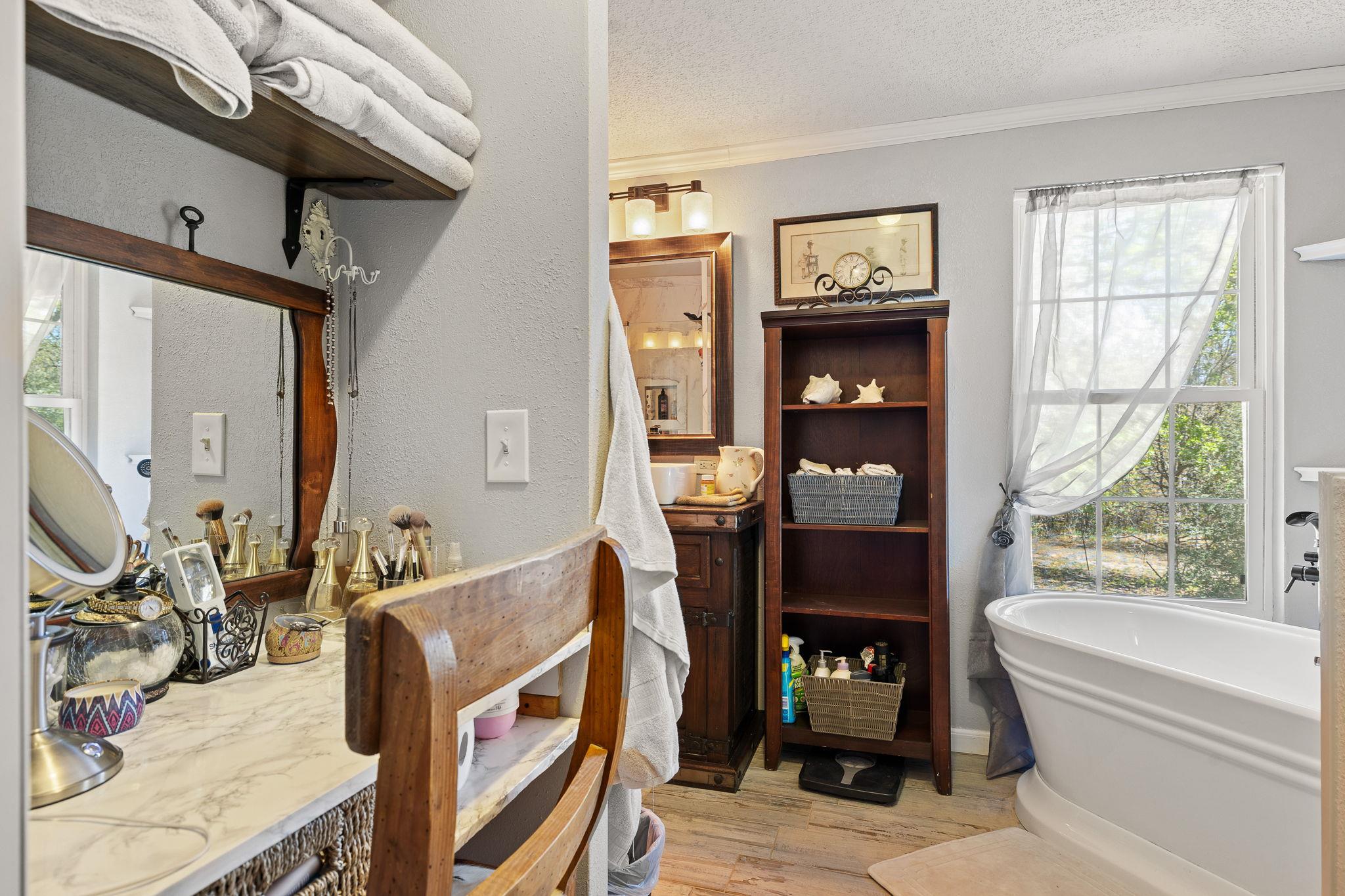 541 Hidden Oaks Dr, Elgin, TX 78621