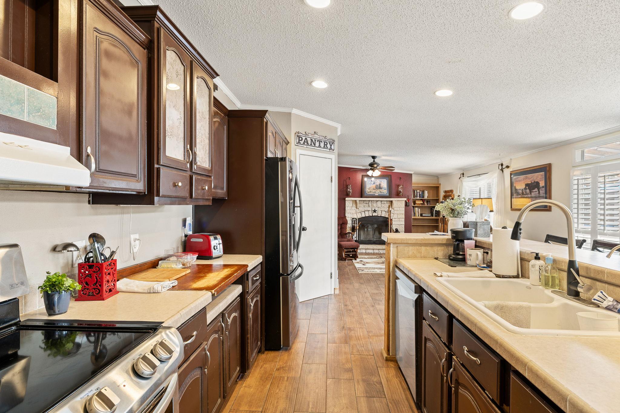 541 Hidden Oaks Dr, Elgin, TX 78621