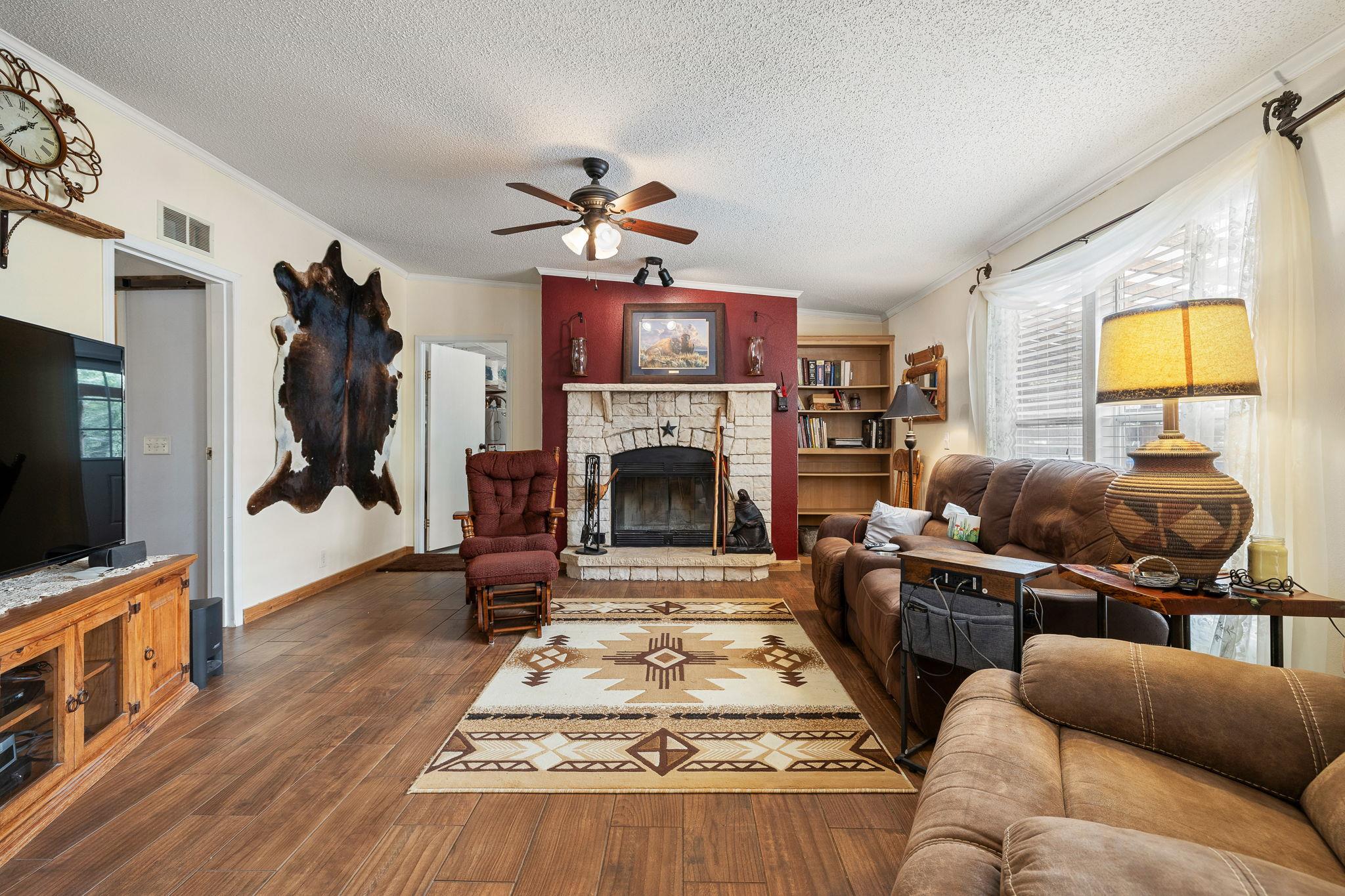 541 Hidden Oaks Dr, Elgin, TX 78621