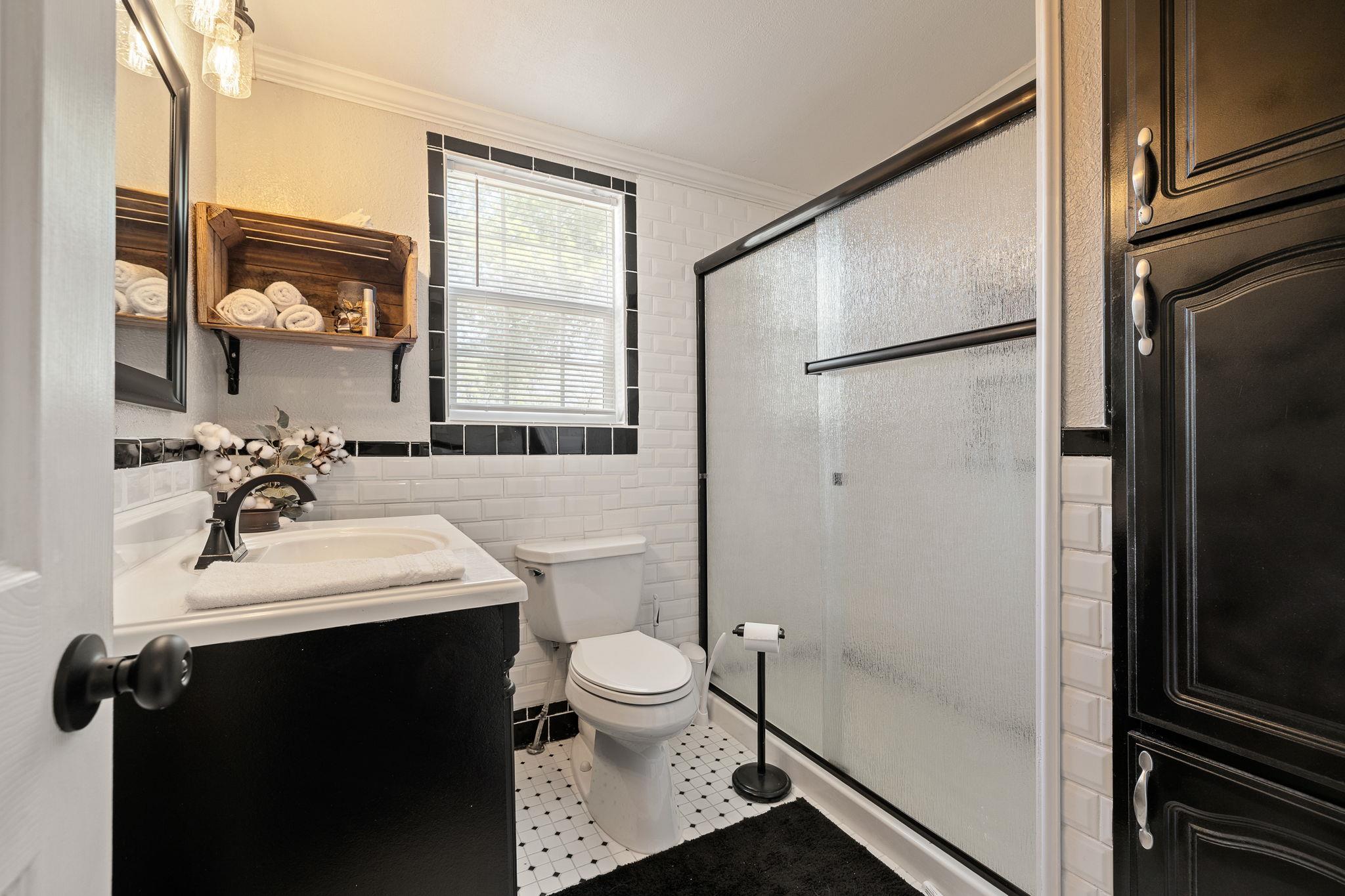 541 Hidden Oaks Dr, Elgin, TX 78621