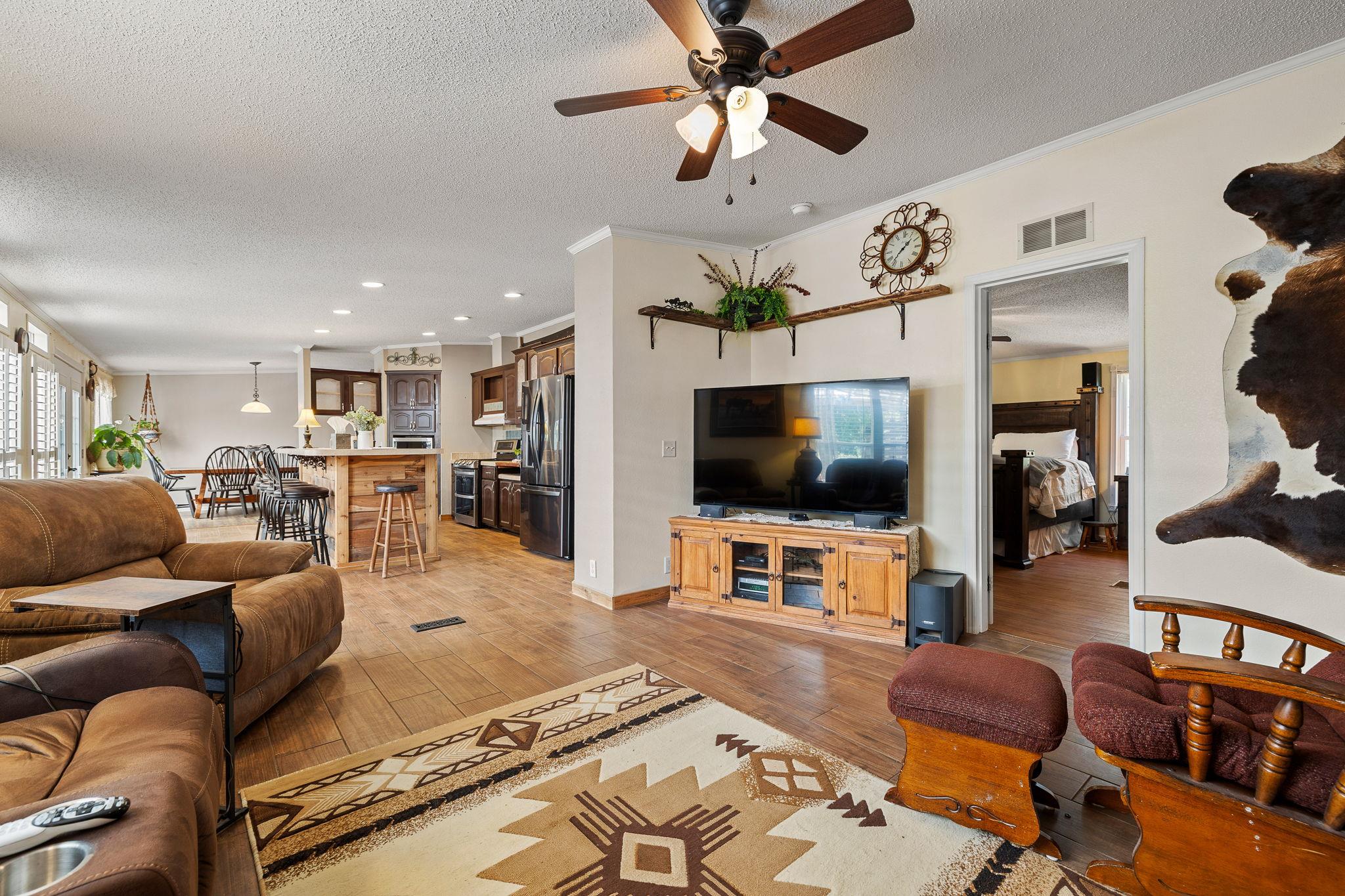 541 Hidden Oaks Dr, Elgin, TX 78621