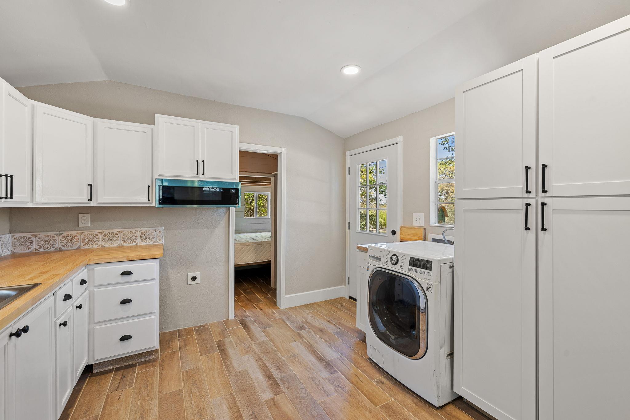 541 Hidden Oaks Dr, Elgin, TX 78621