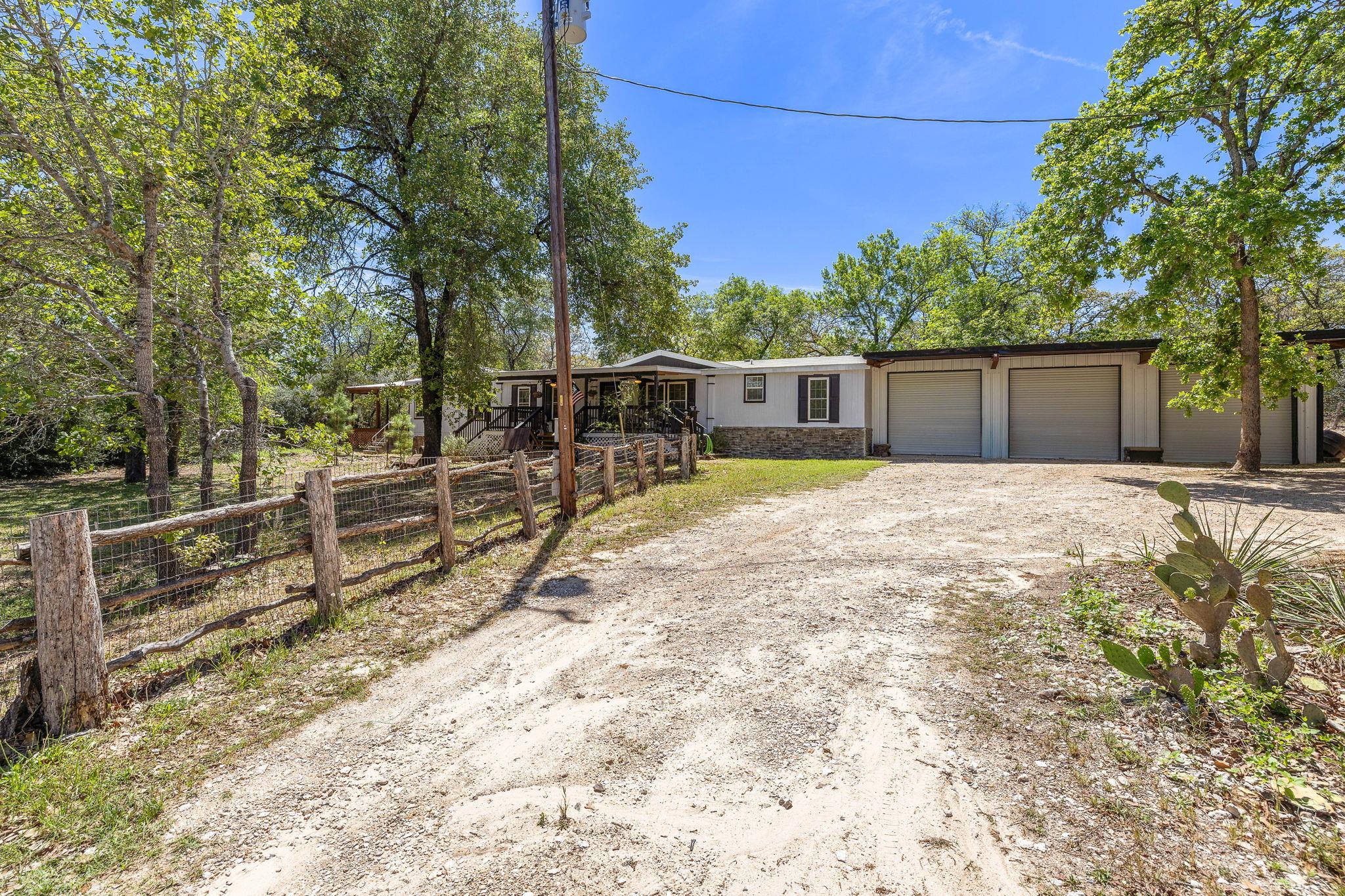 541 Hidden Oaks Dr, Elgin, TX 78621