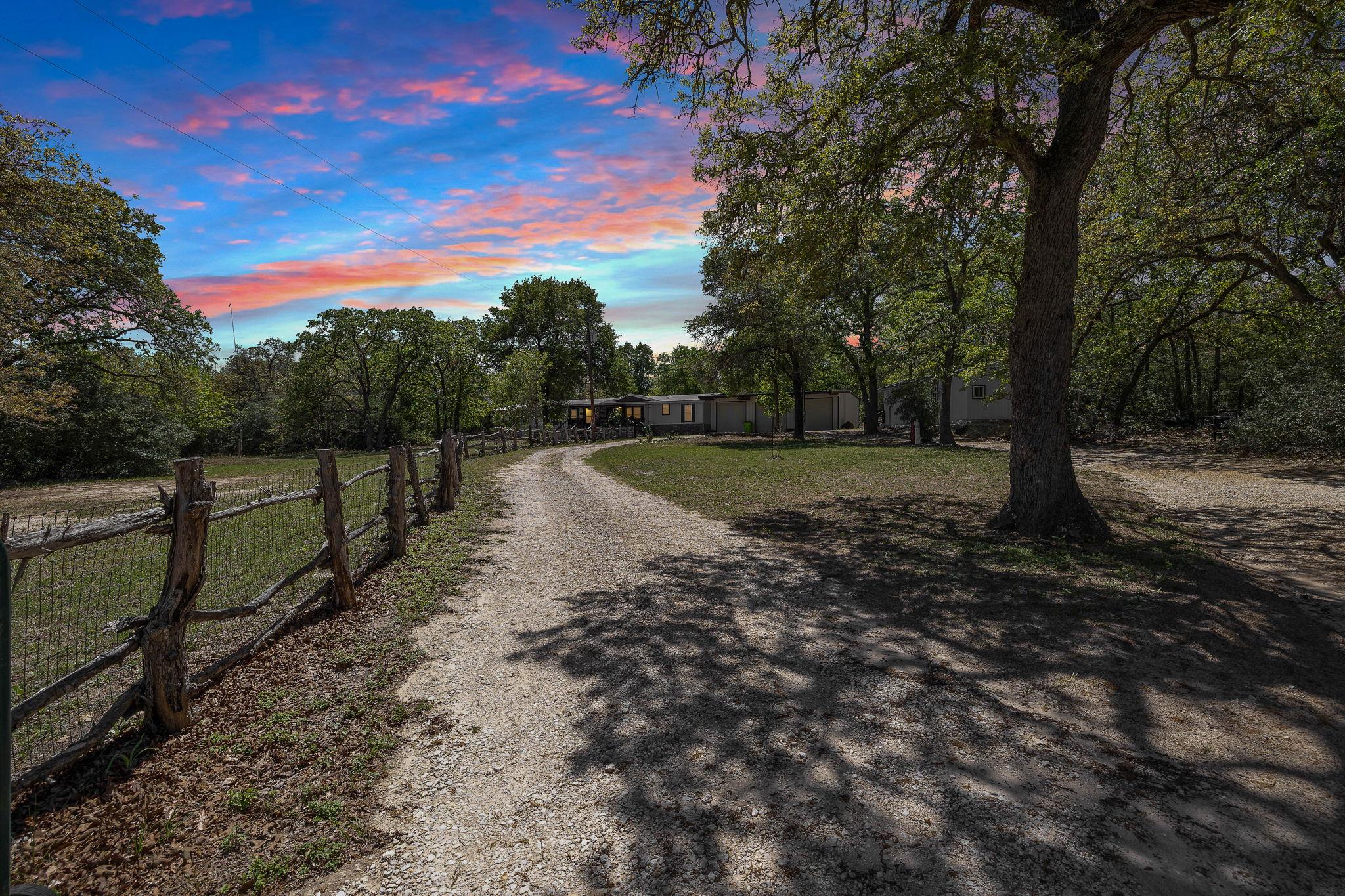 541 Hidden Oaks Dr, Elgin, TX 78621