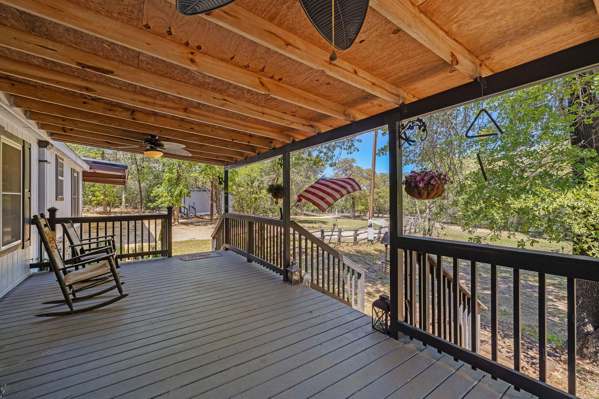 541 Hidden Oaks Dr, Elgin, TX 78621