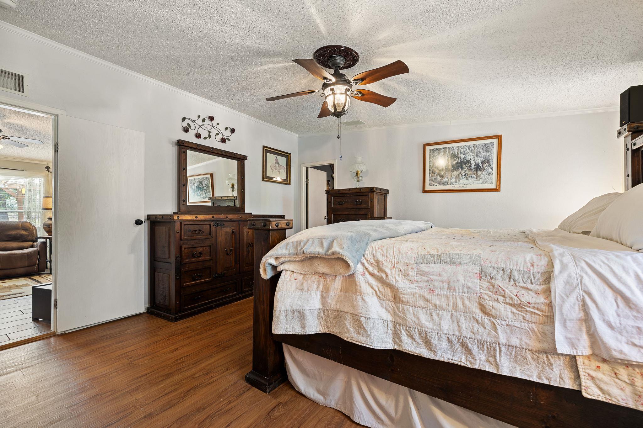 541 Hidden Oaks Dr, Elgin, TX 78621